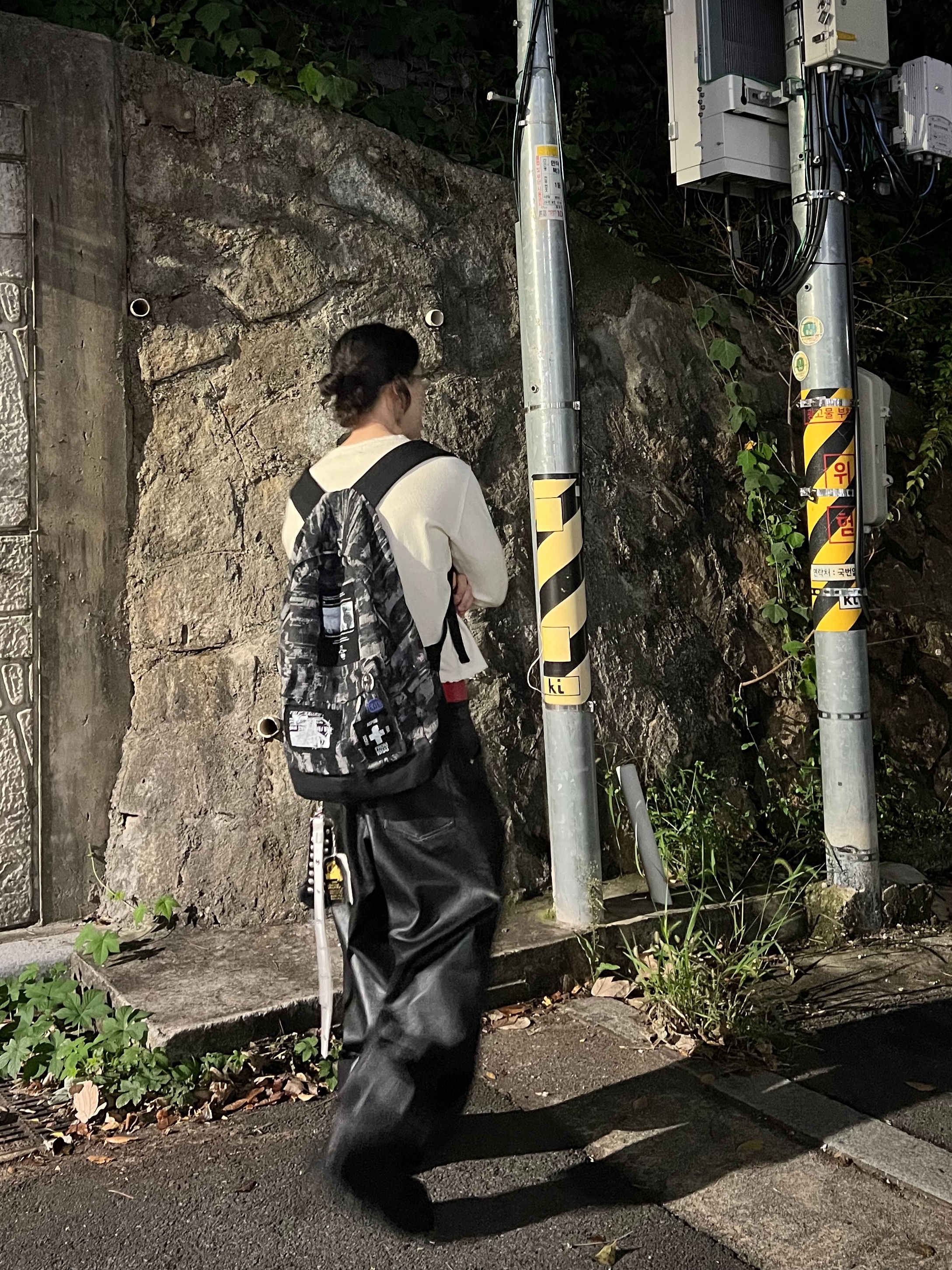 Gentle Monster Paranoyd 02 Silver Clear, farfromwhat far patch cotton backpack_black 착용 스타일 - 8