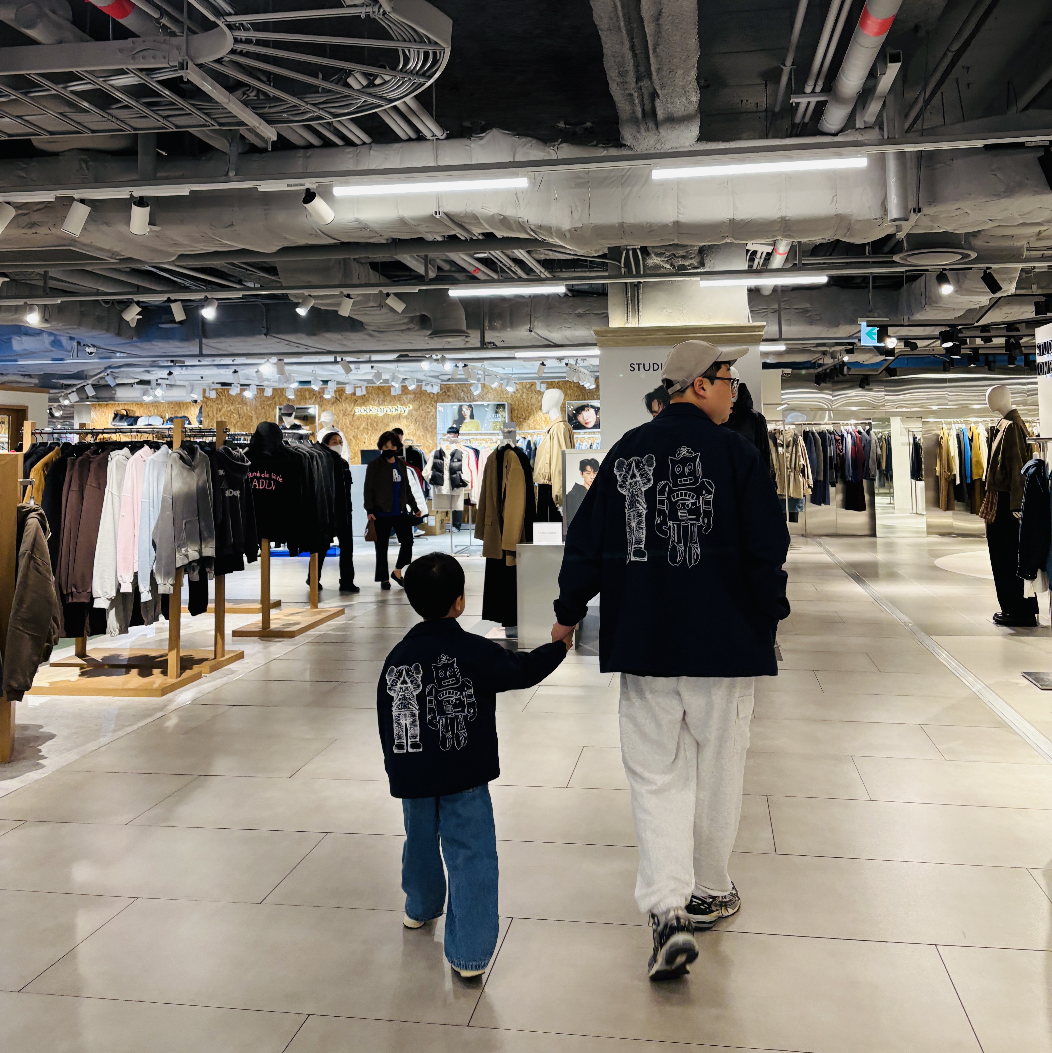 (Kids) Uniqlo UT x Kaws x Warhol Coach Jacket Navy, Emis Wappen Ball Cap Gray 착용 스타일 - 2