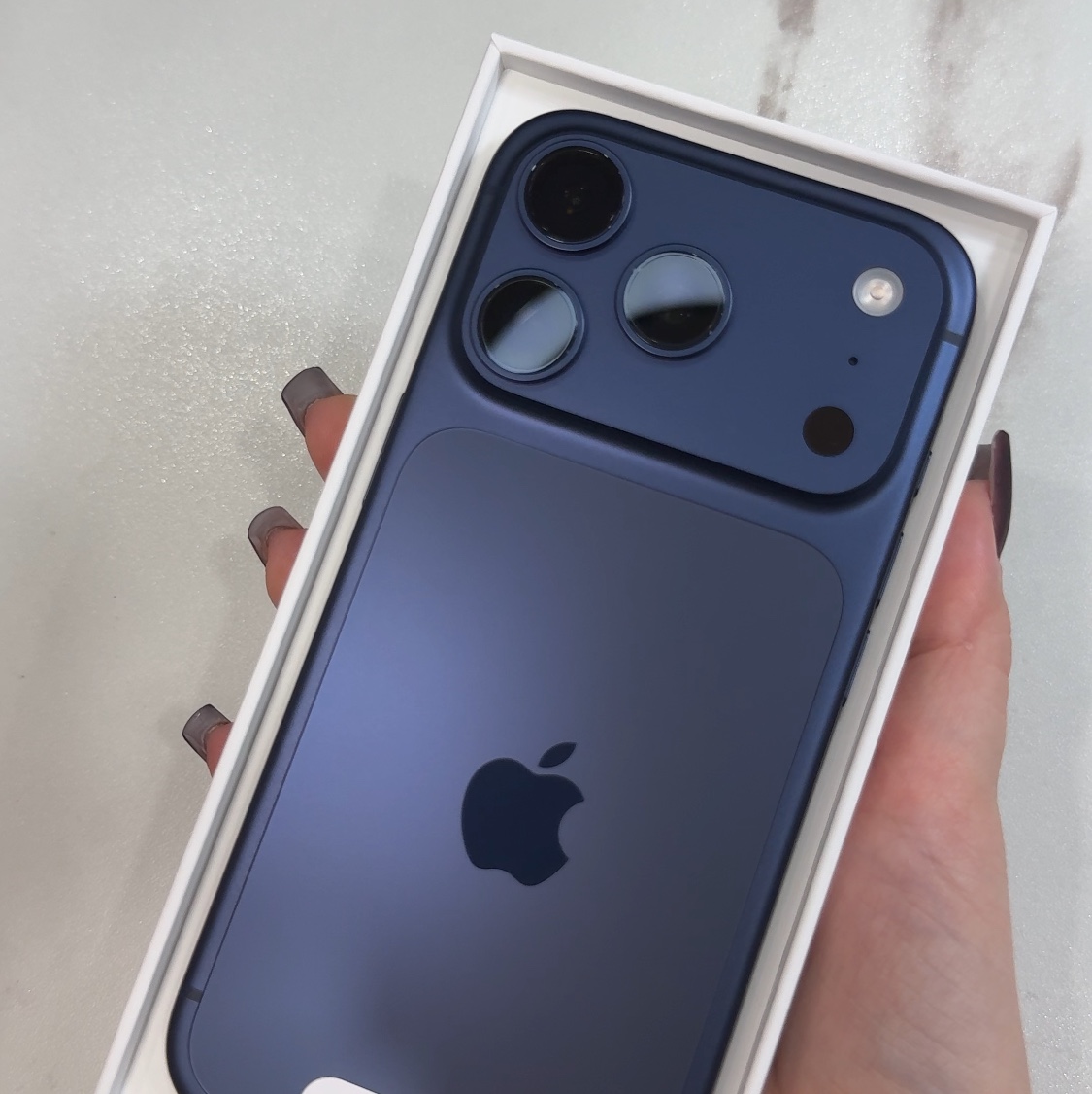 Apple iPhone 17 Pro 256GB Deep Blue 착용 스타일 - 2