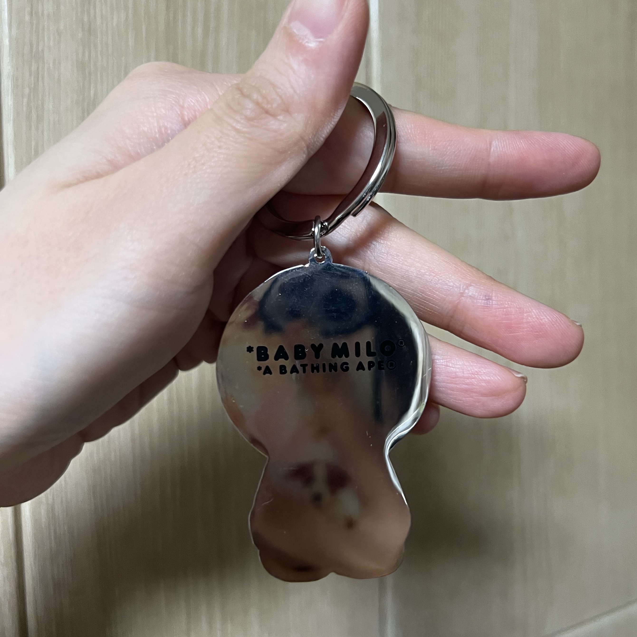 BAPE Baby Milo Metal Keychain Brown 착용 스타일 - 2