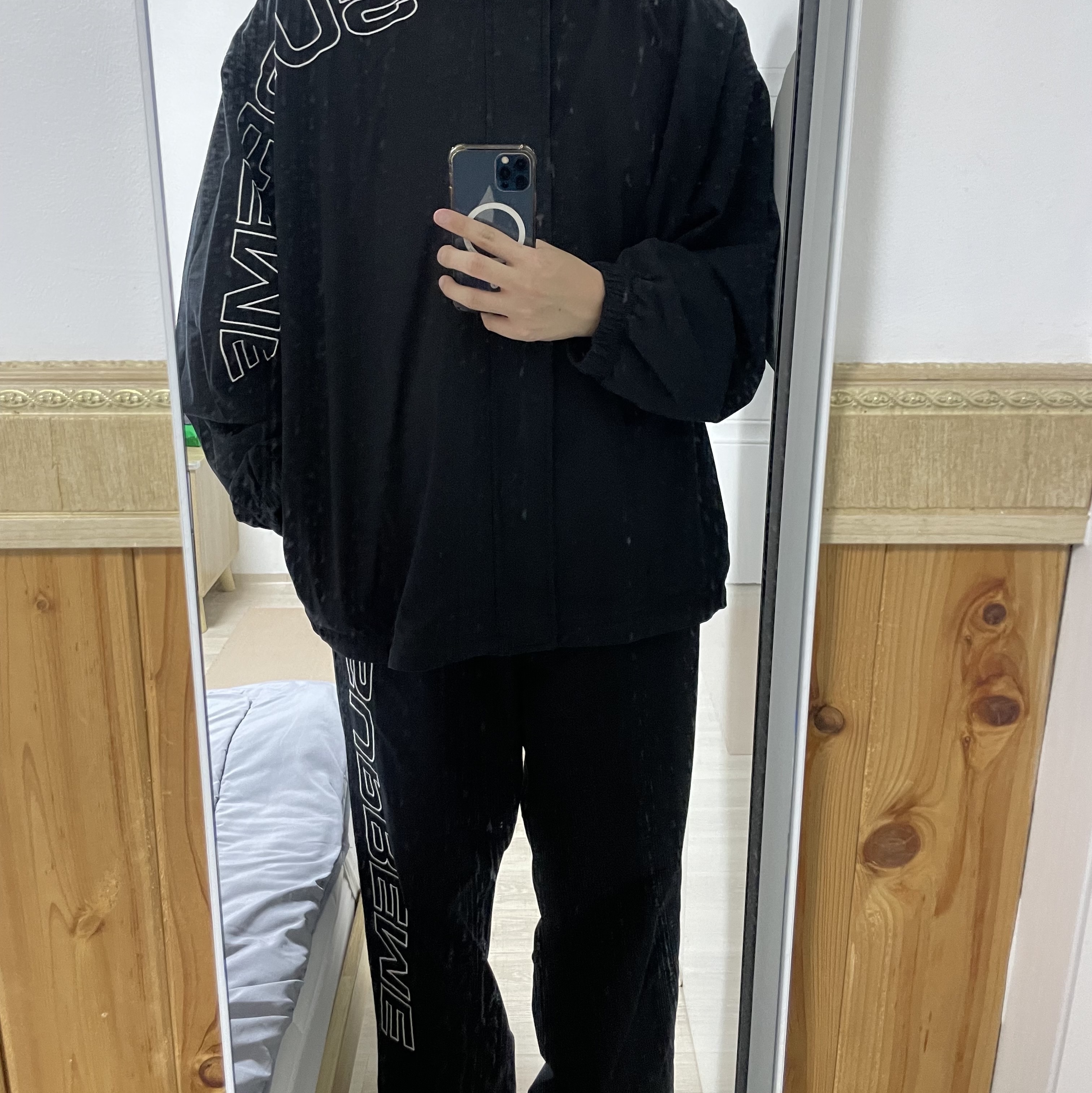 Supreme Spellout Embroidered Ripstop Track Jacket Black - 25FW, Supreme Spellout Embroidered Ripstop Track Pants Black - 25FW 착용 스타일 - 2