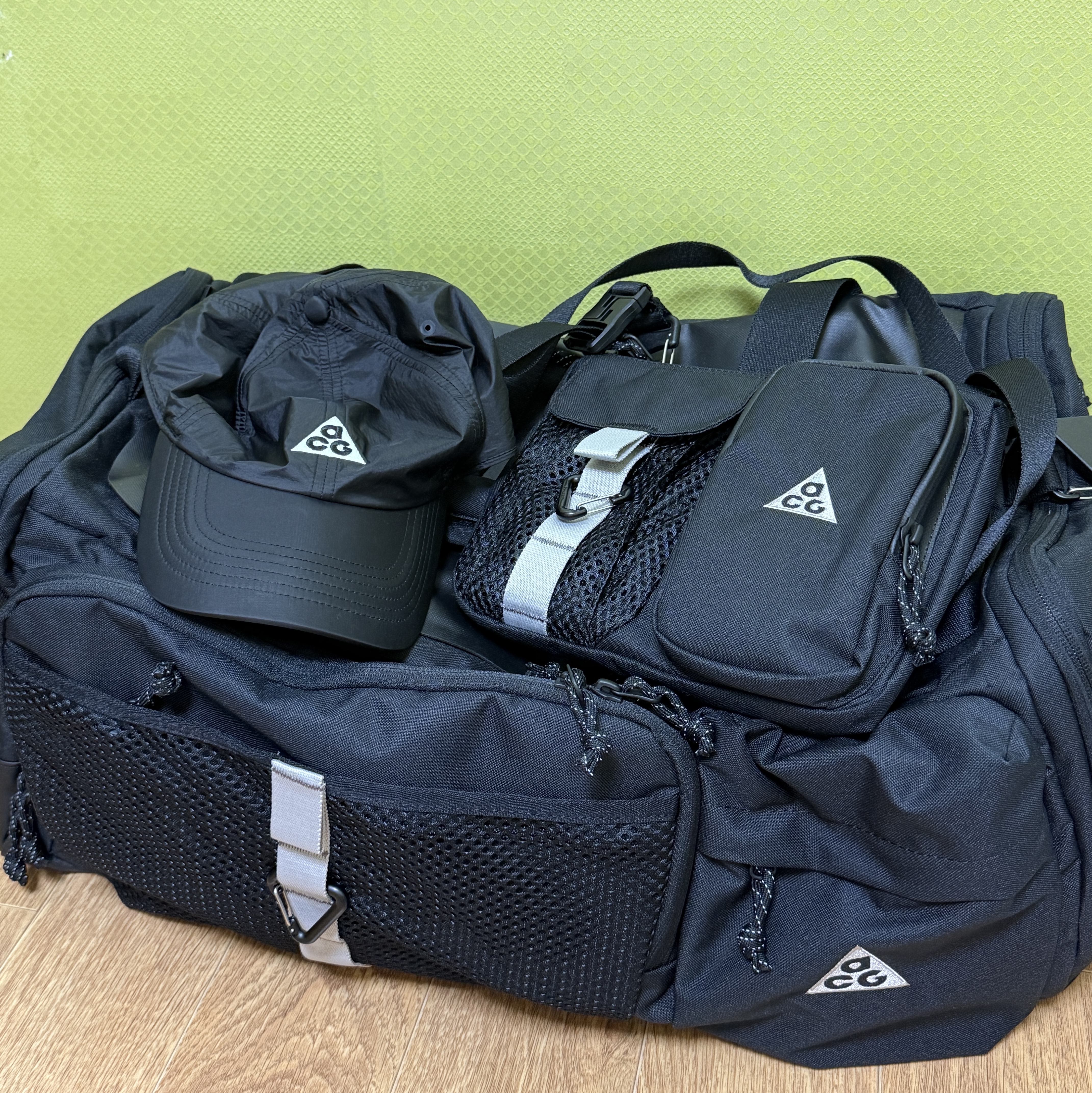 Nike ACG Daymax Crossbody Bag 3L Black College Grey, Nike ACG Trail Cap Black 착용 스타일