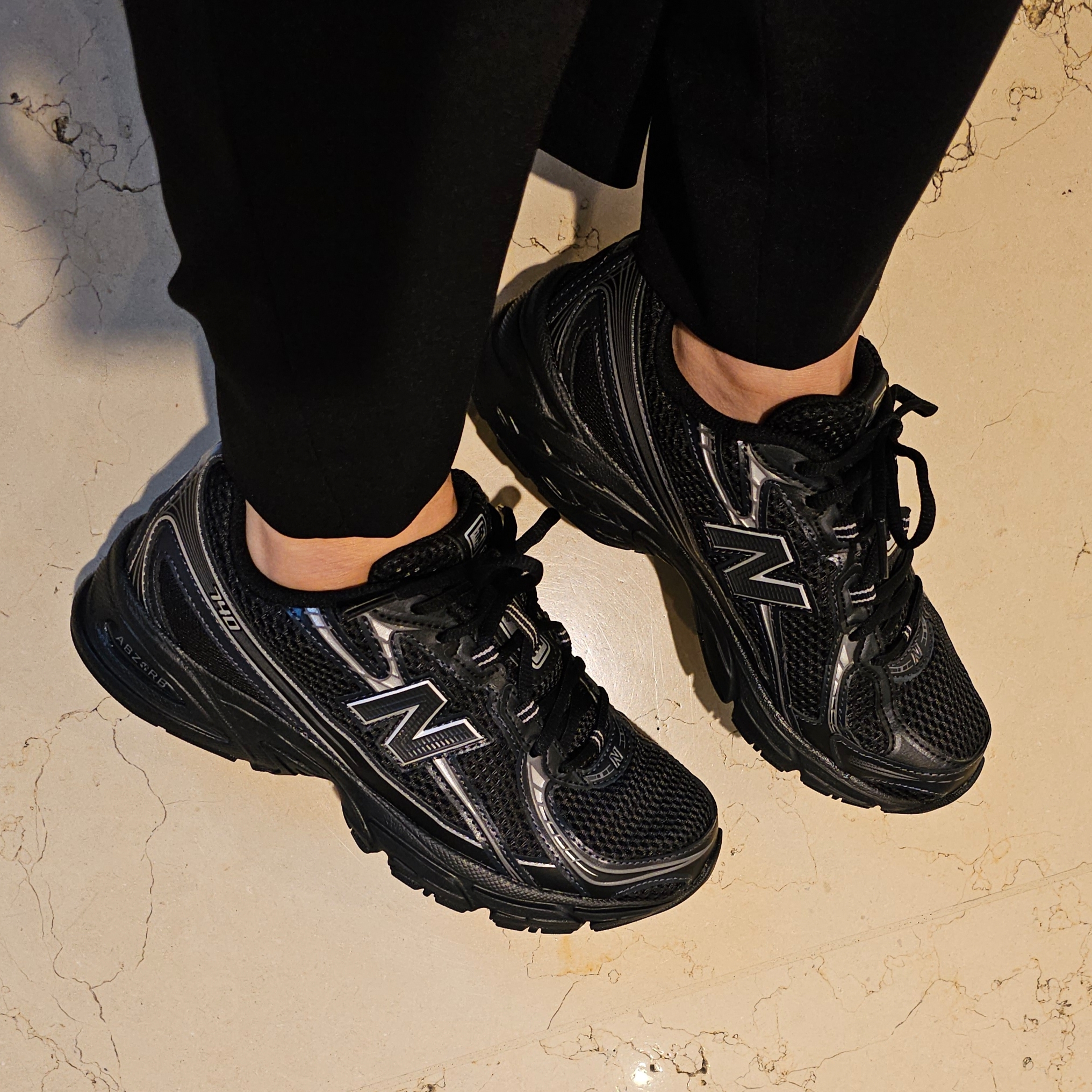 New Balance 740v2 Black Silver Metallic 착용 스타일