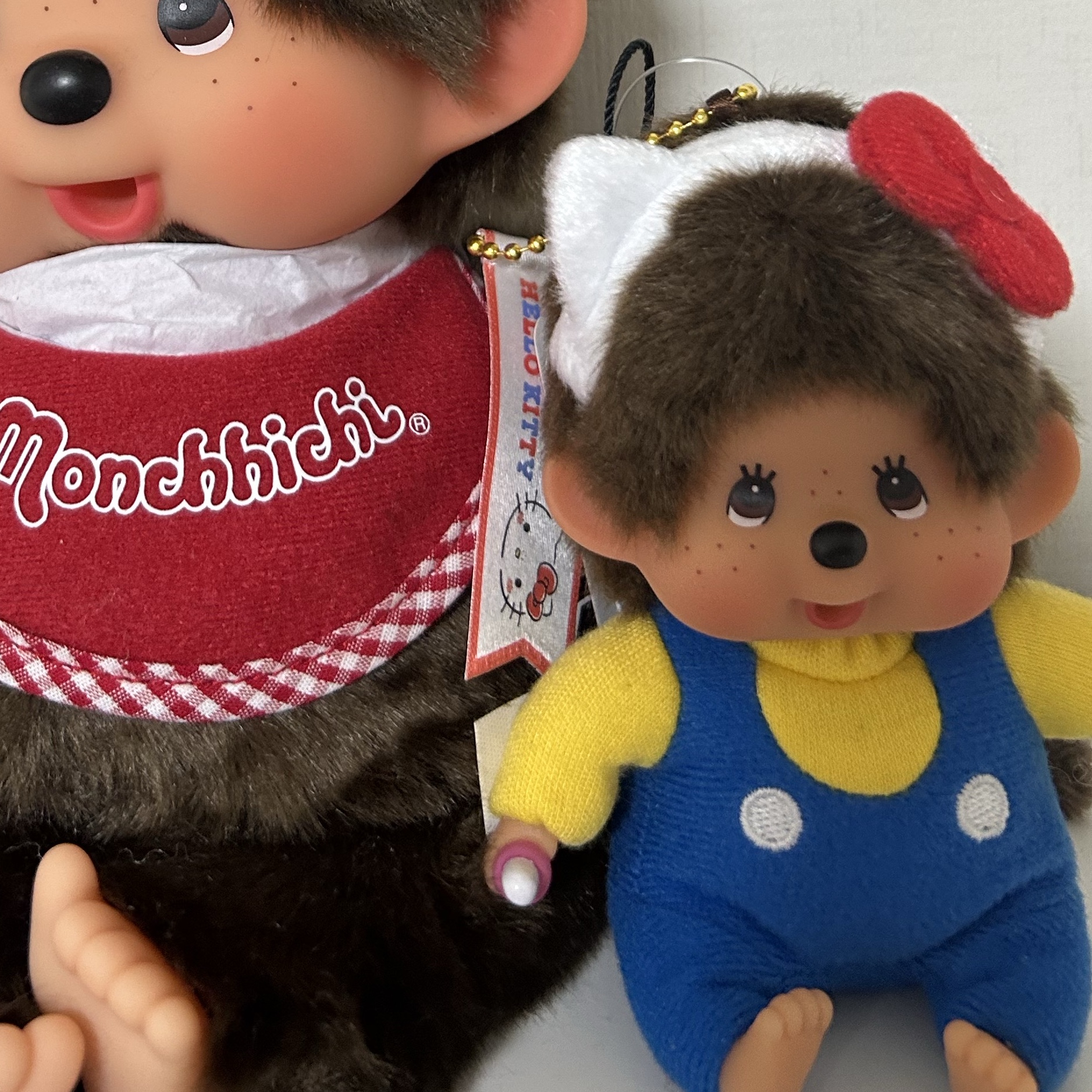 Sanrio Hello Kitty x Monchhichi 50th Anniversary Monchhichi Holder 착용 스타일