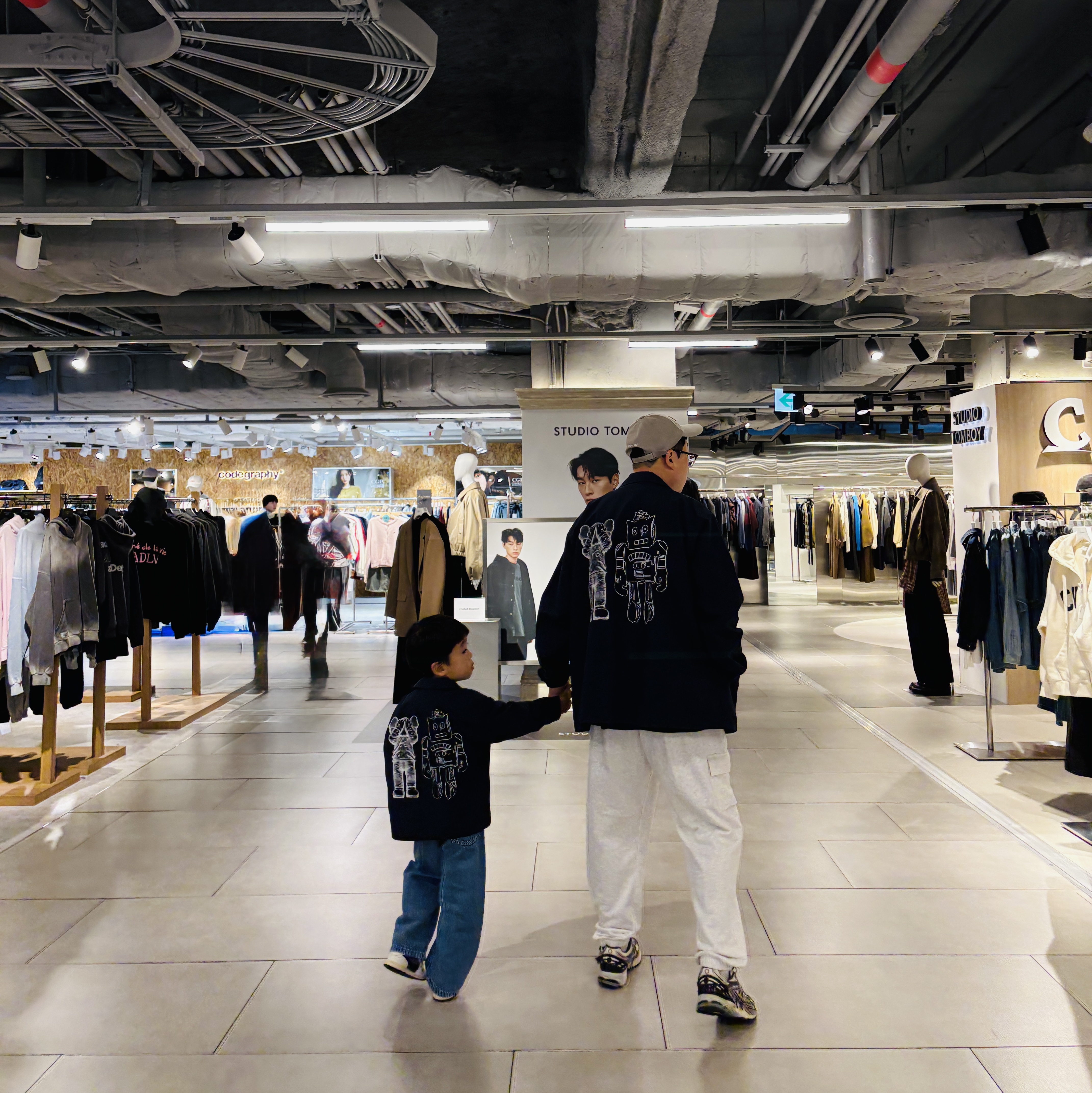 (Kids) Uniqlo UT x Kaws x Warhol Coach Jacket Navy, Emis Wappen Ball Cap Gray 착용 스타일 - 4