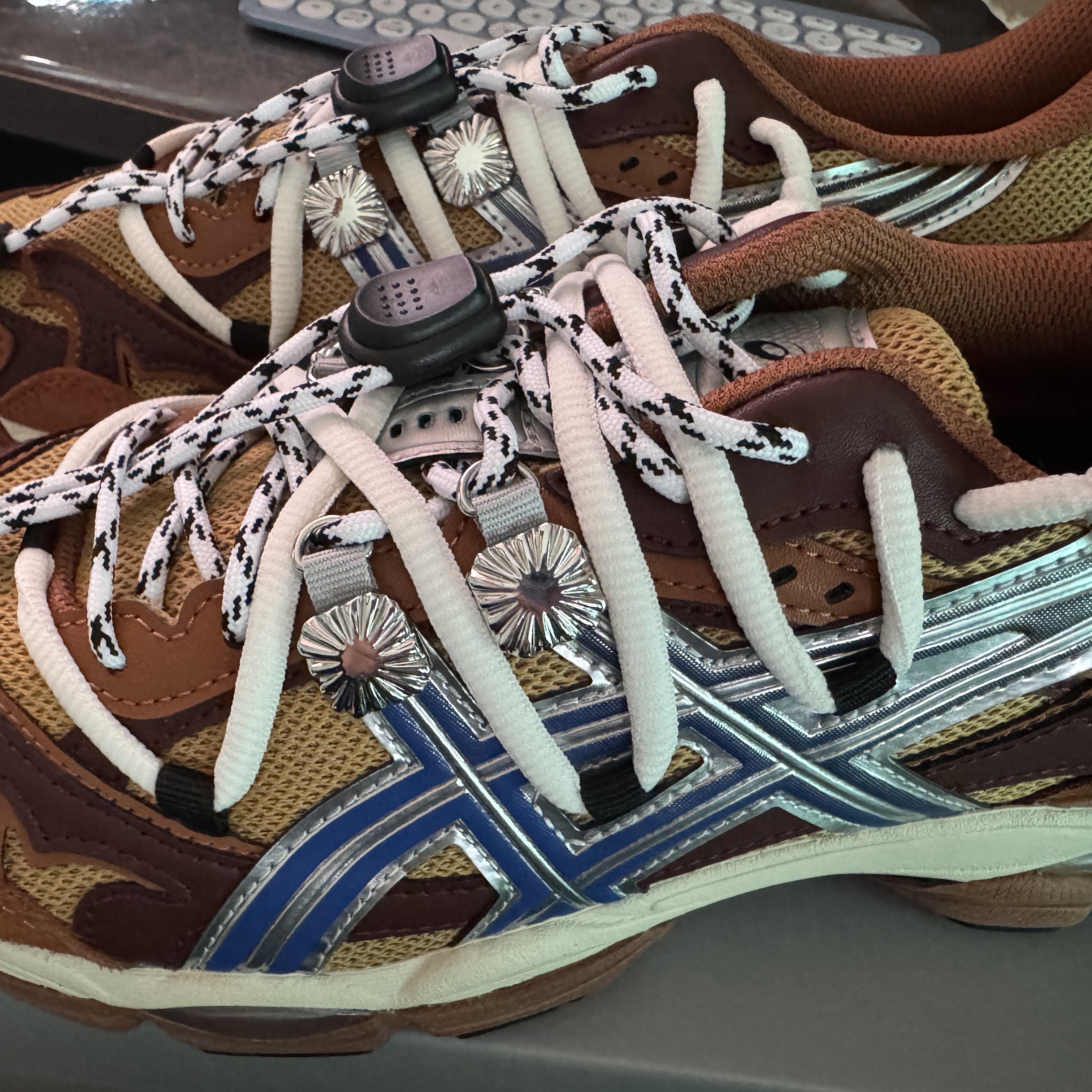 Asics x Toga Gel-Cumulus 16 TG Brown Blue Pure Silver 착용 스타일