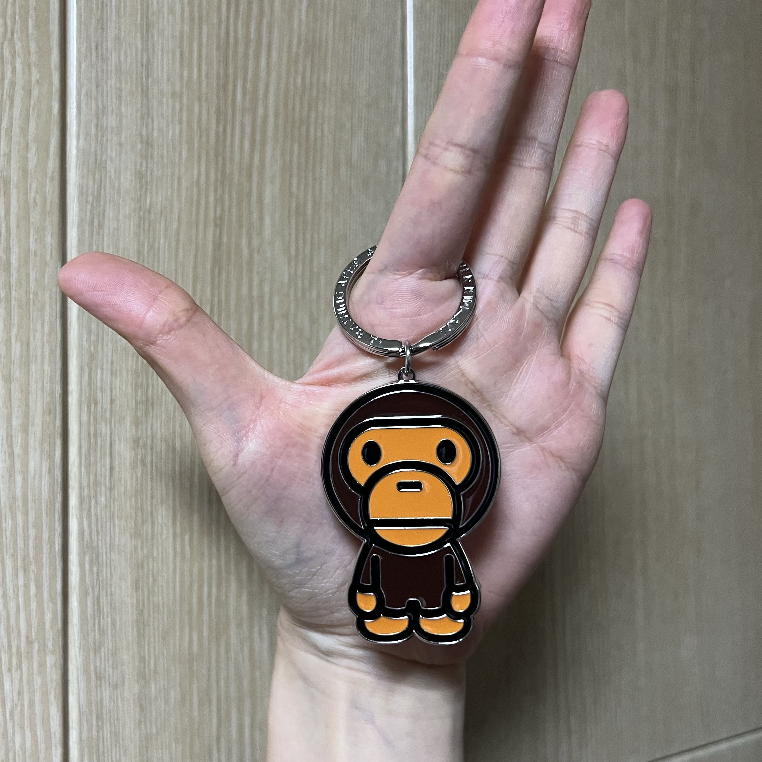 BAPE Baby Milo Metal Keychain Brown 착용 스타일 - 1