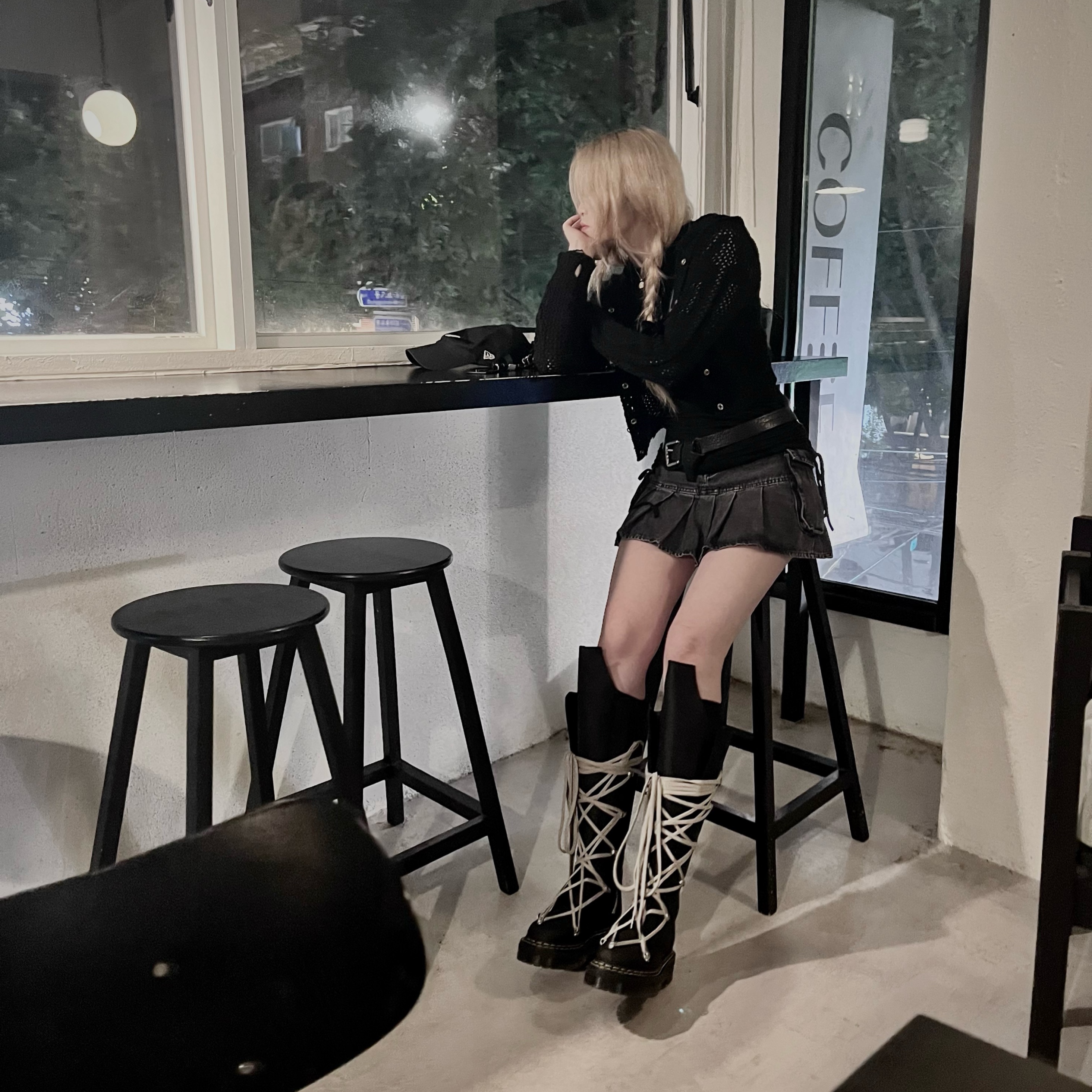 Dr. Martens x Rick Owens 1B60 Quad Sole Pentalace Boots Black, Balenciaga Arena Lambskin Aged Silver Hardware Le Cagole Mini Heart Bag Black 착용 스타일 - 6