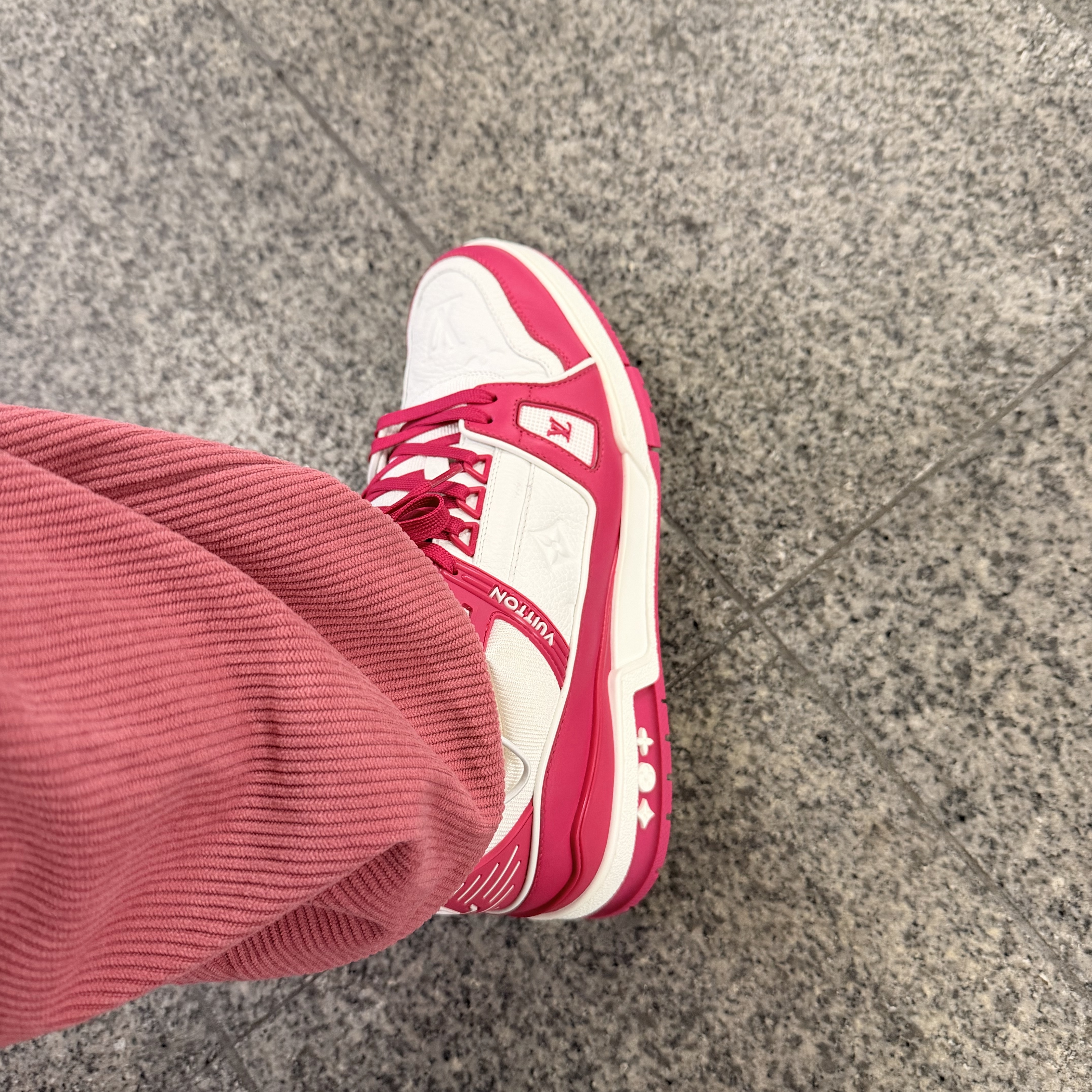 Louis Vuitton LV Trainer Sneakers Fuchsia 착용 스타일