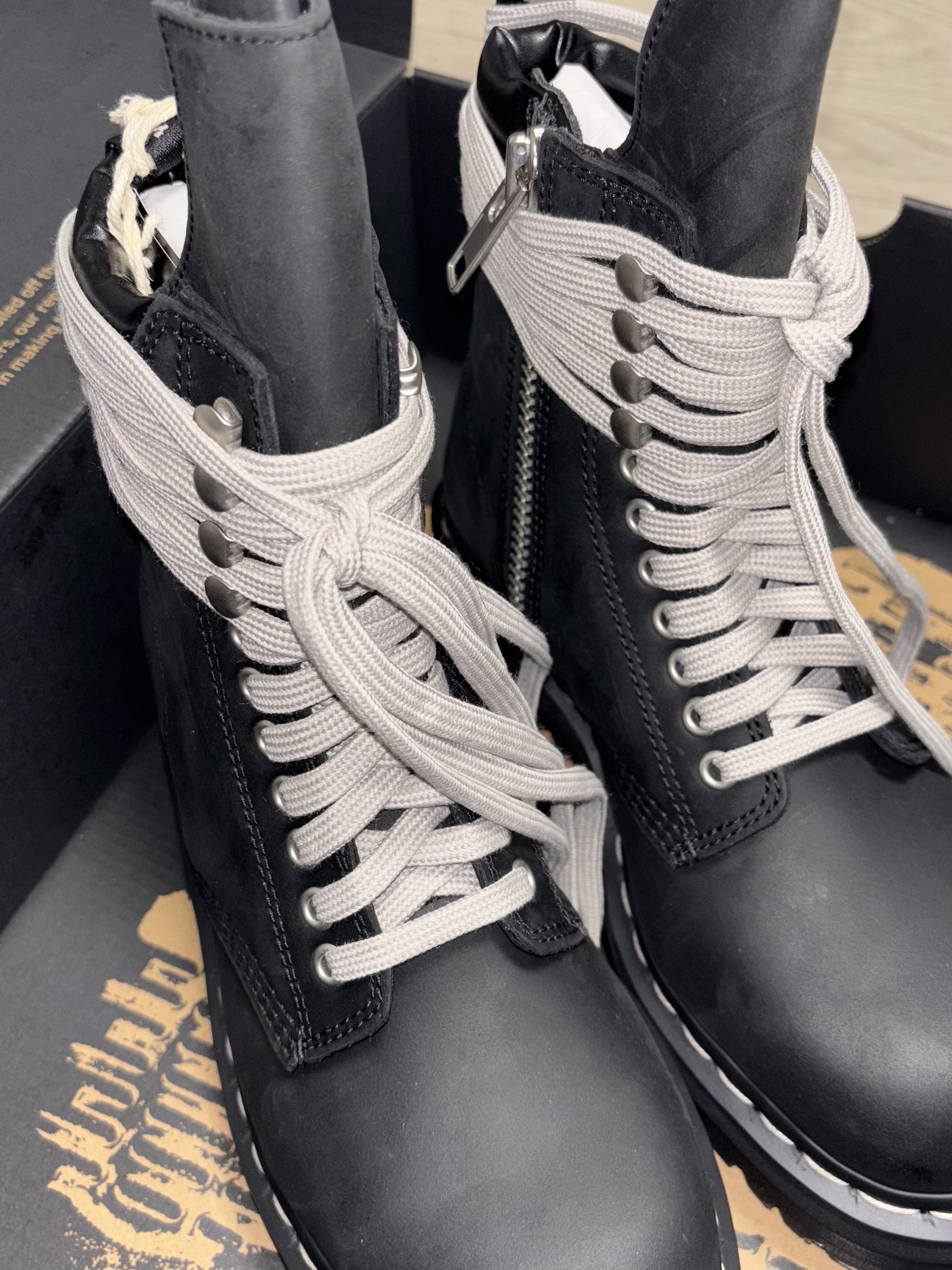 Dr. Martens x Rick Owens Quad Sole Steel Toe Boots Black 착용 스타일 - 2