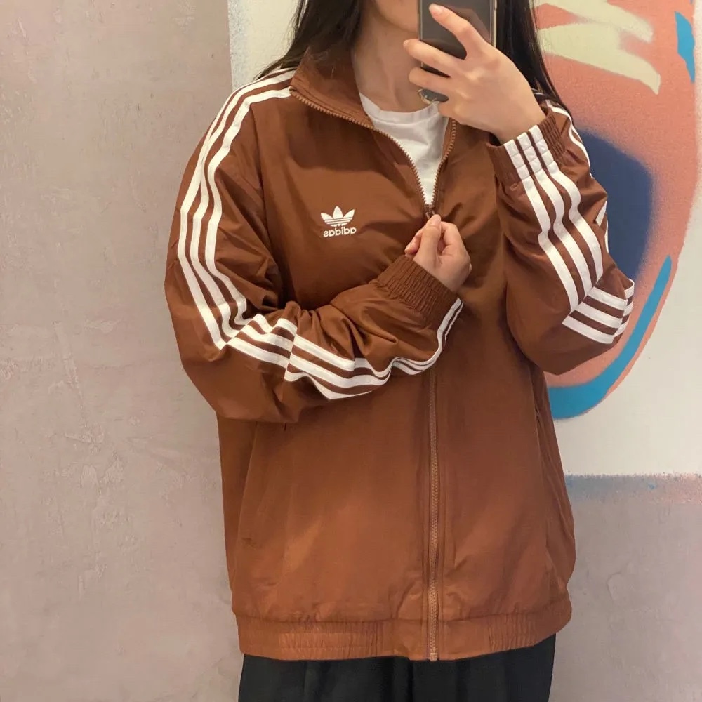 Adidas Adicolor Woven Firebird Track Top Preloved Brown - KR Sizing, (W) Adidas Beckenbauer Track Top Wonder White Trace Brown - KR Sizing 착용 스타일 - 4