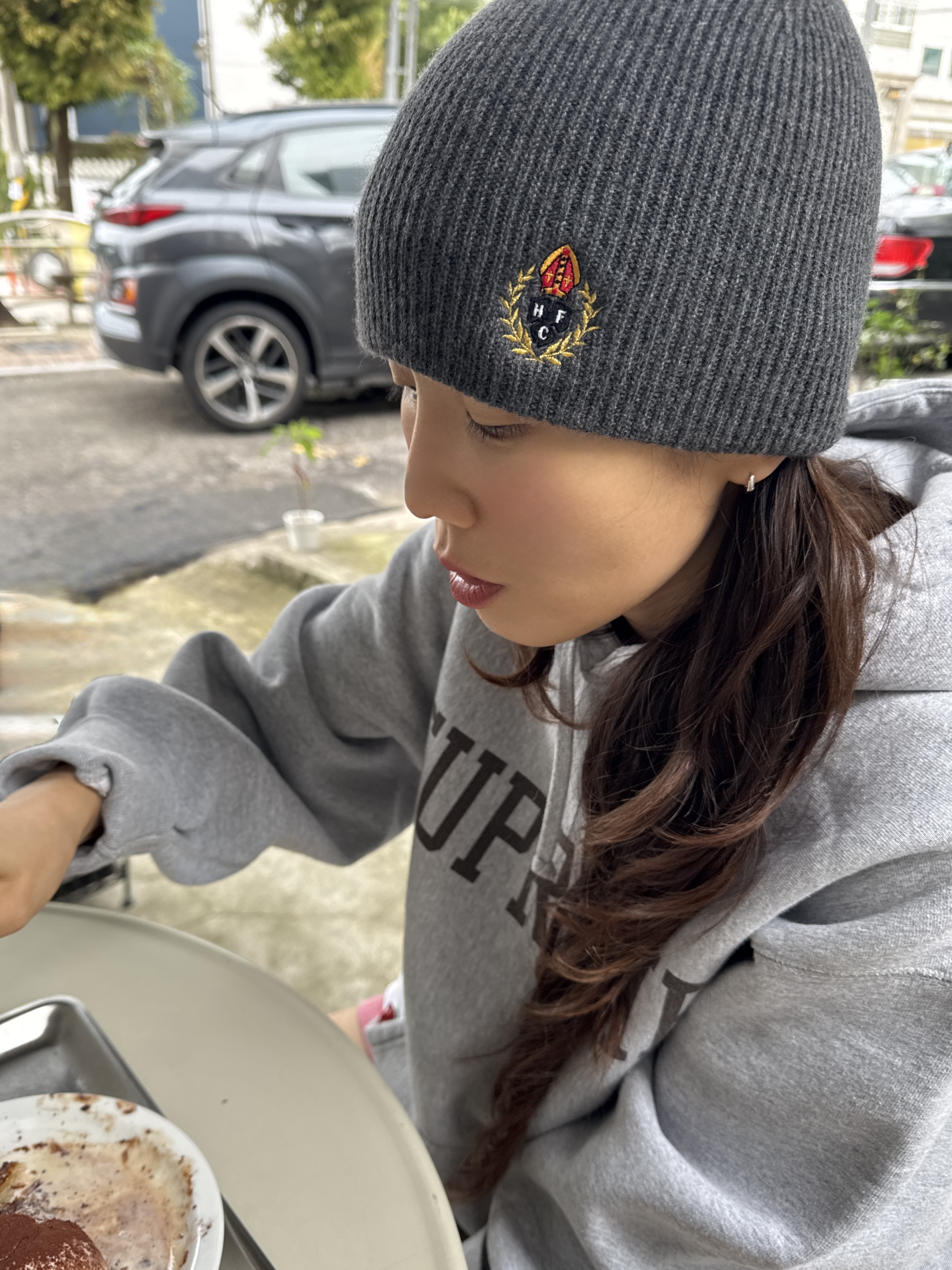 Supreme Varsity Hooded Sweatshirt Heather Grey - 23FW, Heritage Floss Crest Twill Washed Cap Charcoal 착용 스타일