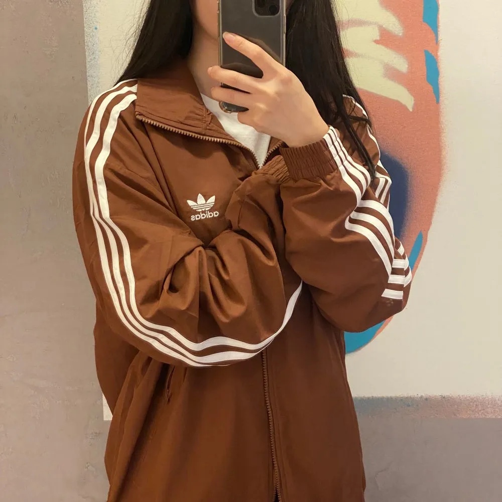 Adidas Adicolor Woven Firebird Track Top Preloved Brown - KR Sizing, (W) Adidas Beckenbauer Track Top Wonder White Trace Brown - KR Sizing 착용 스타일 - 1