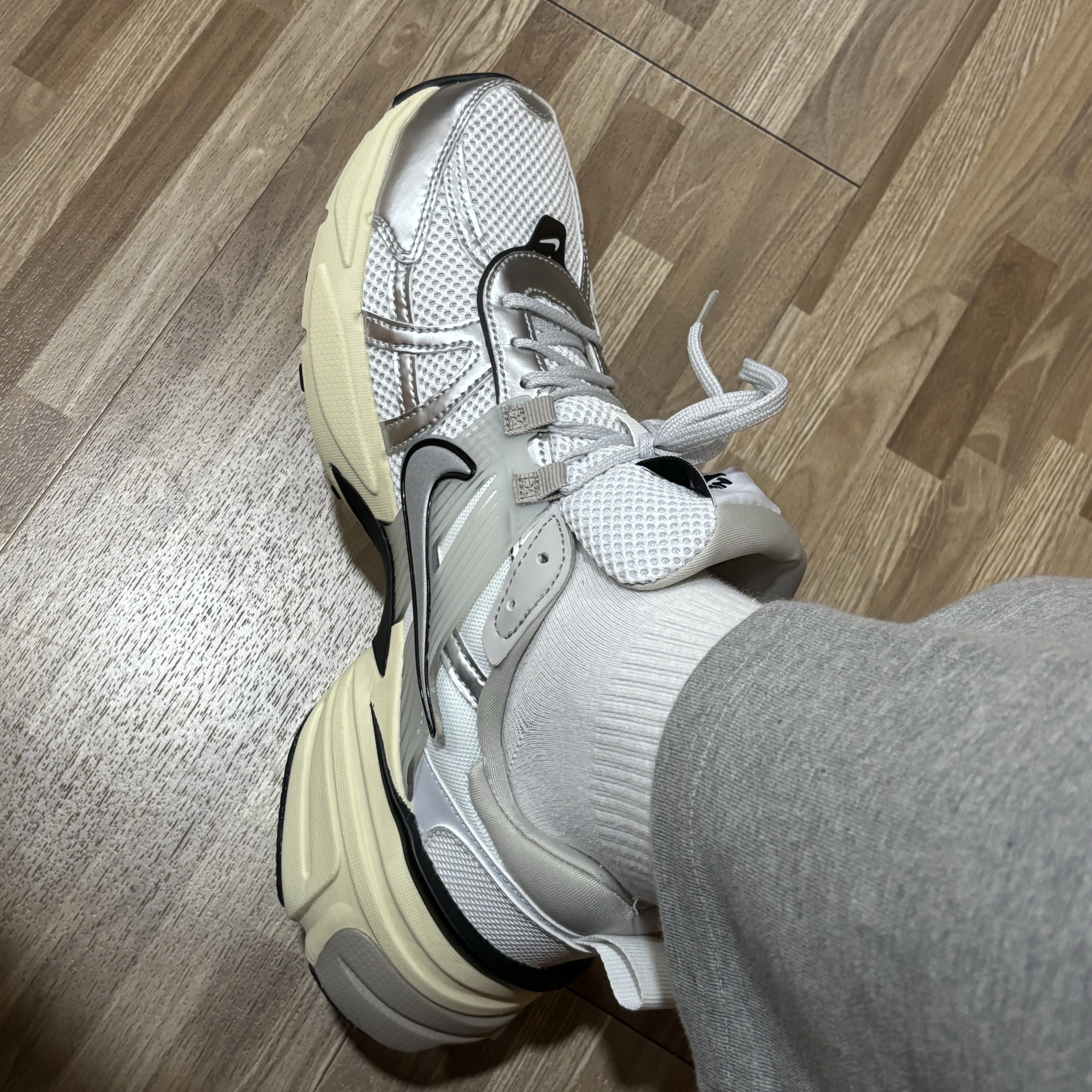Nike V2K Run Pure Platinum Light Iron Ore 착용 스타일