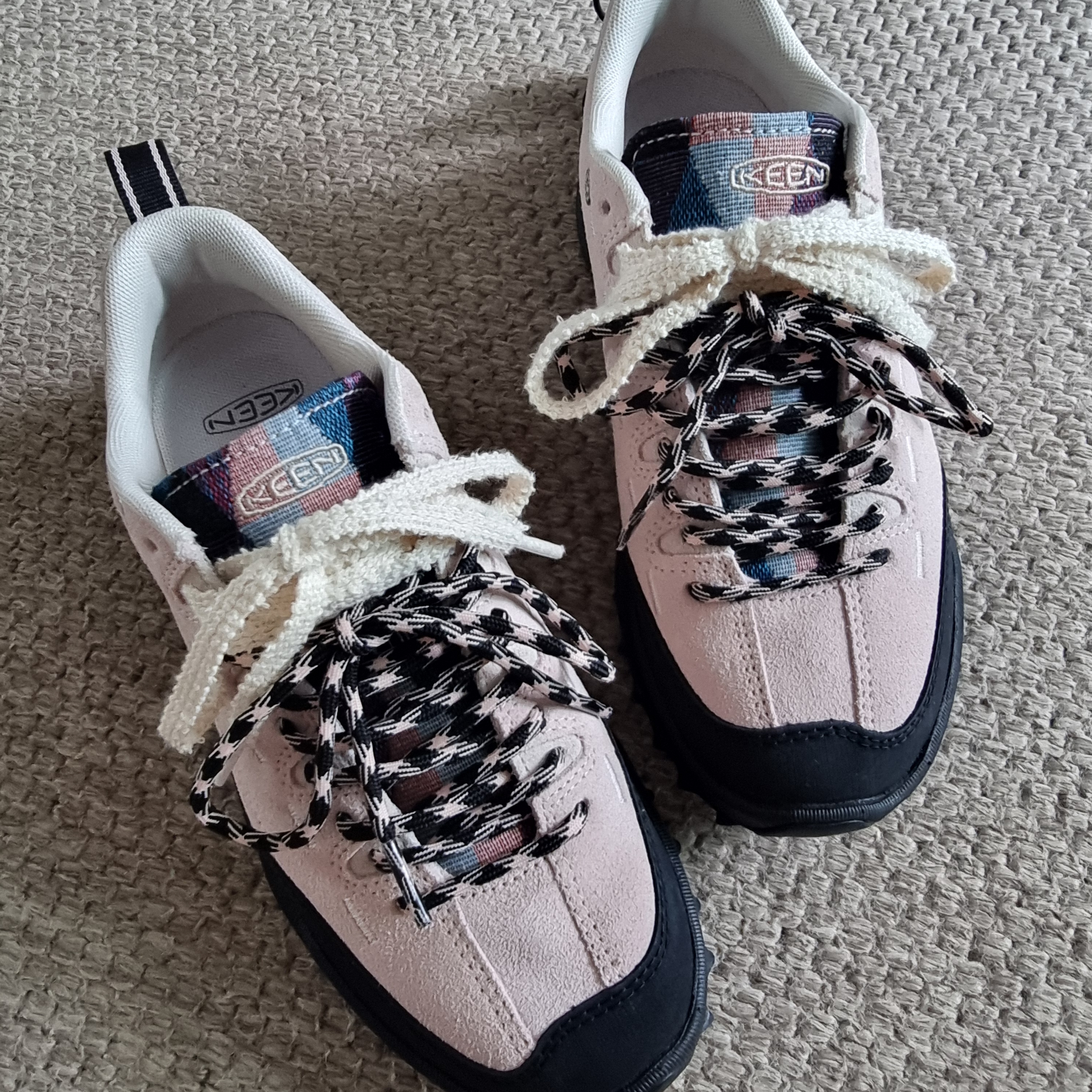 (W) Keen x Satur Jasper Zionic Sneakers Light Pink 착용 스타일