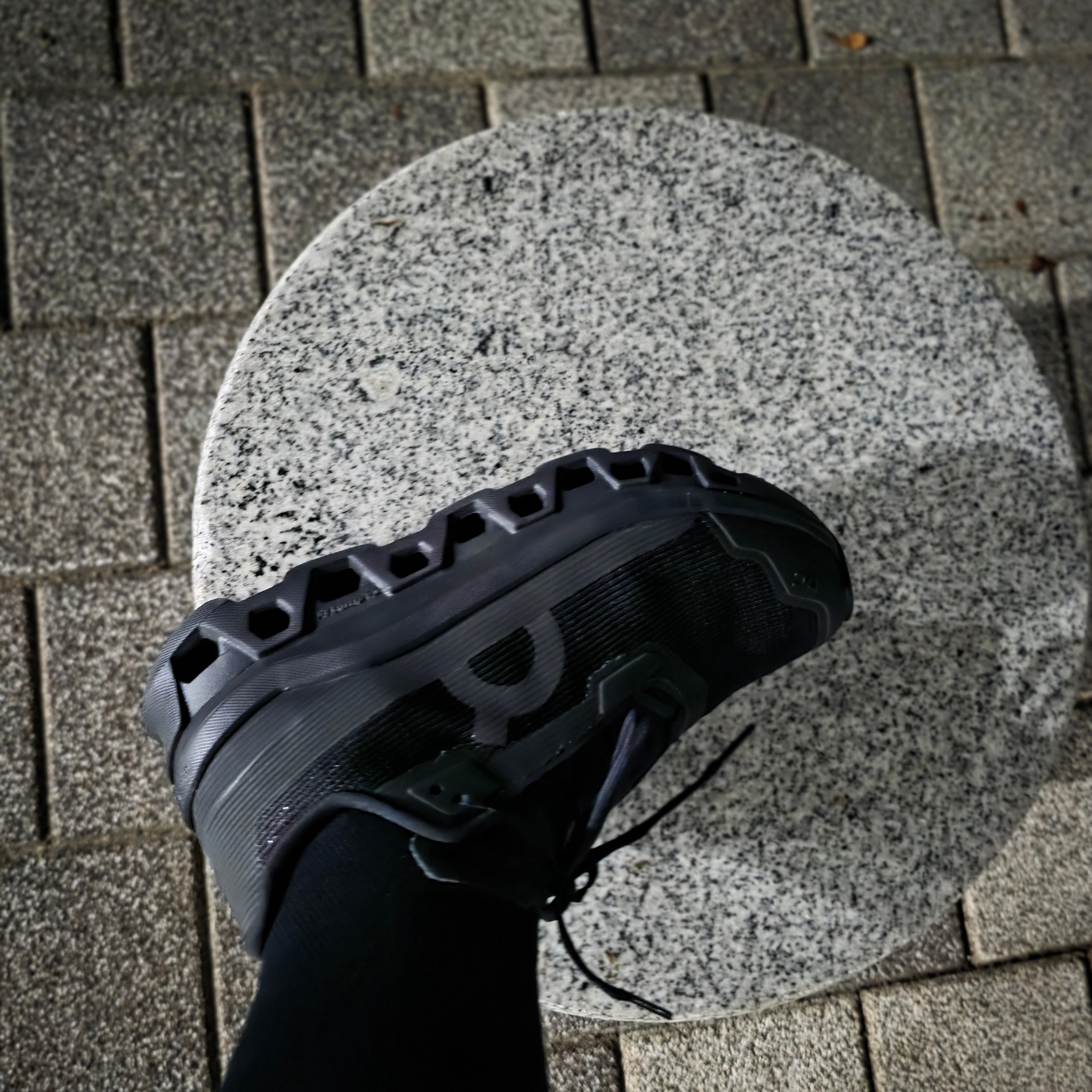 (W) On Running Cloudmonster Void Black 착용 스타일