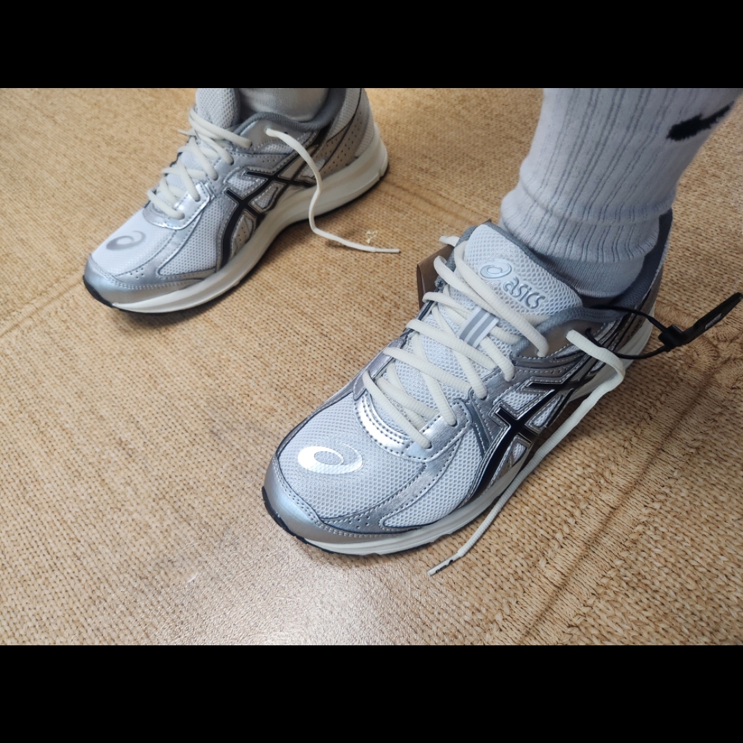 Asics Jog 100 S White Black - 2E Wide 착용 스타일 - 1