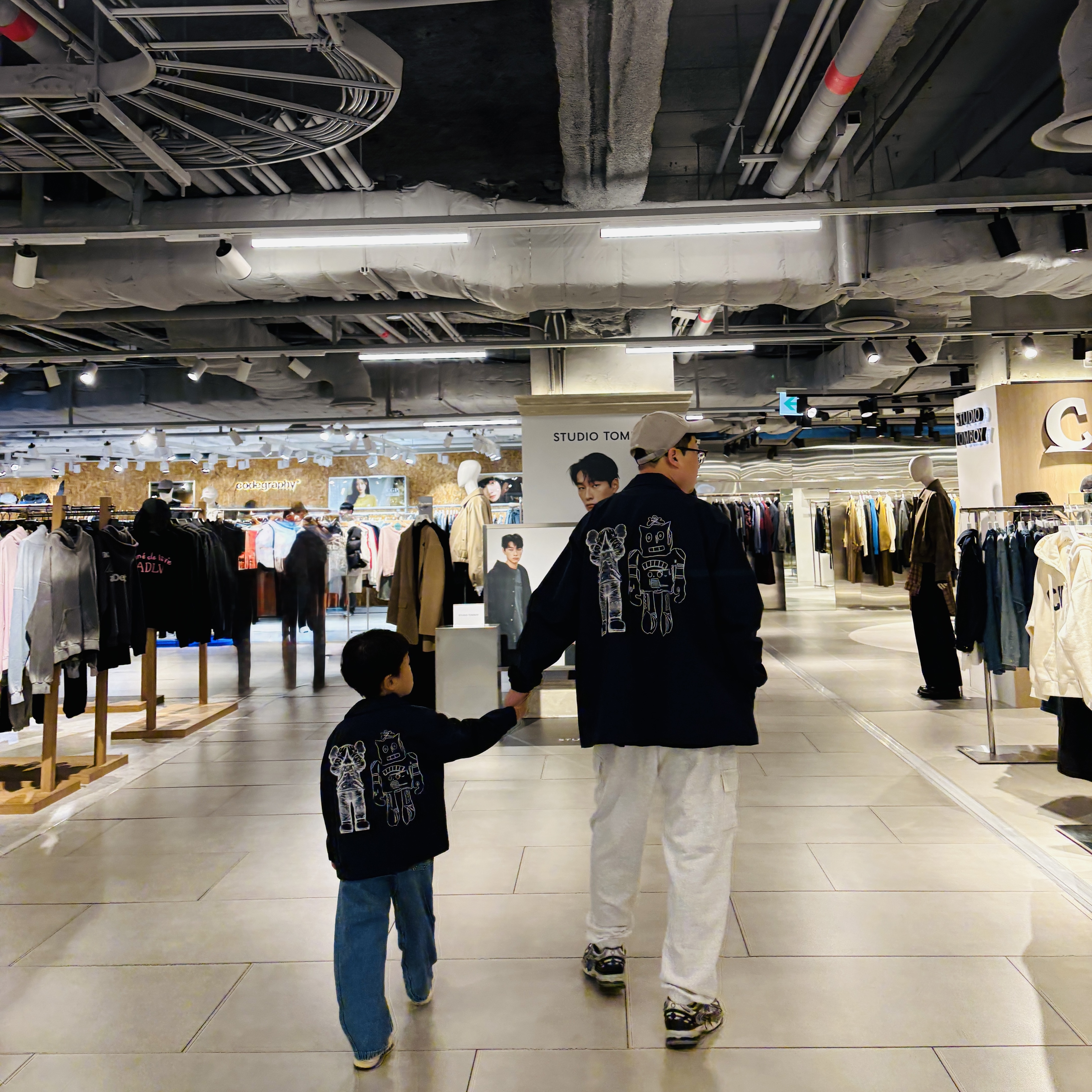 (Kids) Uniqlo UT x Kaws x Warhol Coach Jacket Navy, Emis Wappen Ball Cap Gray 착용 스타일 - 3