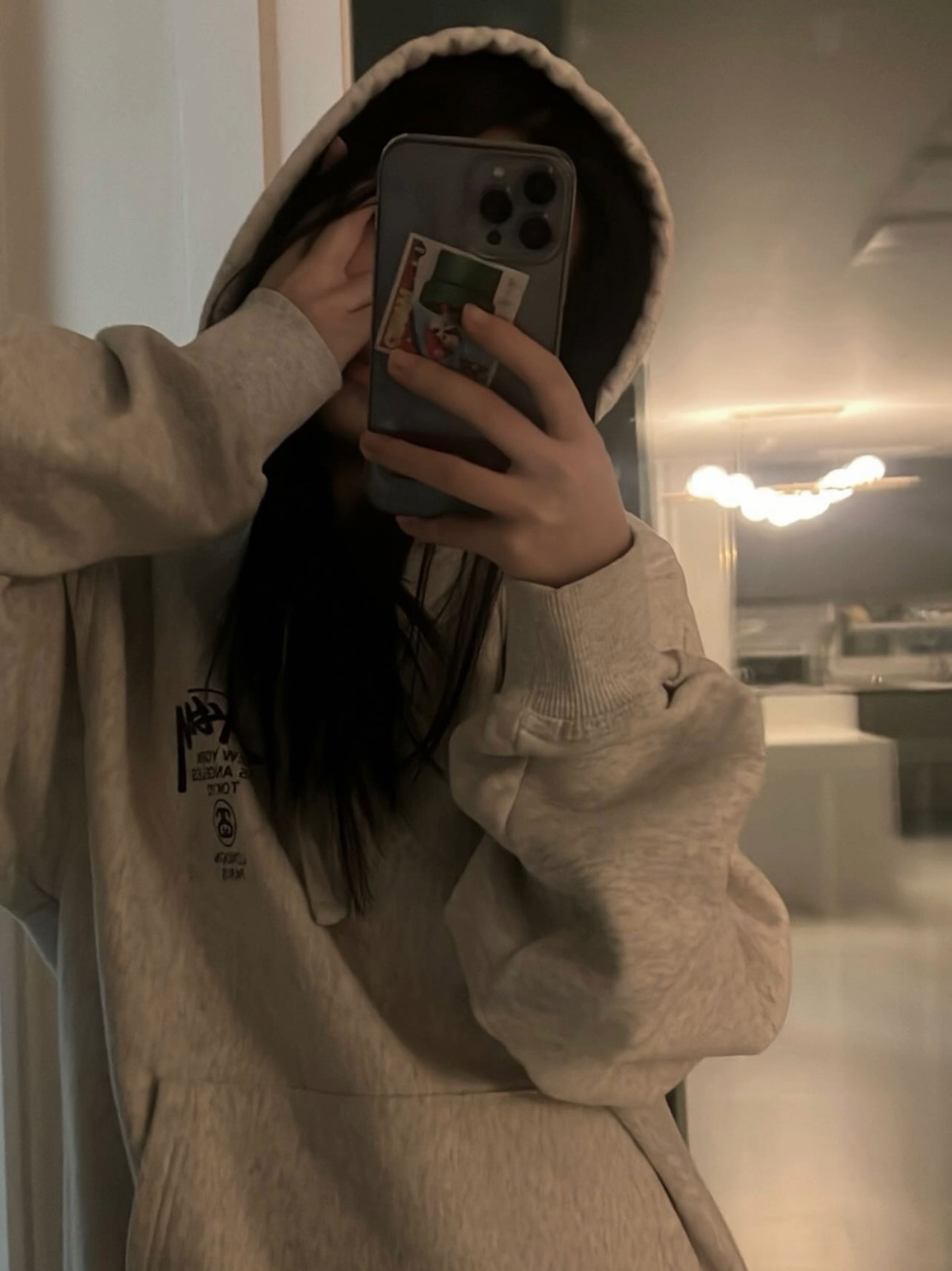 Stussy World Tour Hoodie Ash Heather 2022 착용 스타일