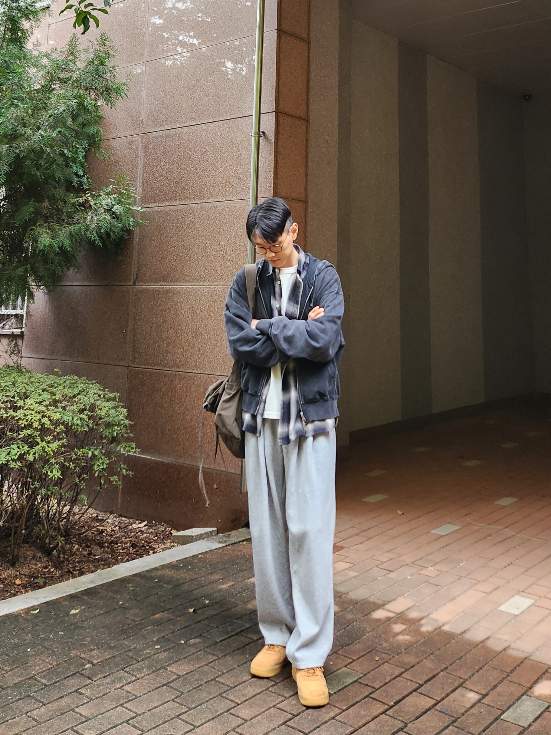 Nike Air Force 1 '07 WB Flax, Uniqlo U Drawstring Shoulder Bag Olive 착용 스타일 - 2