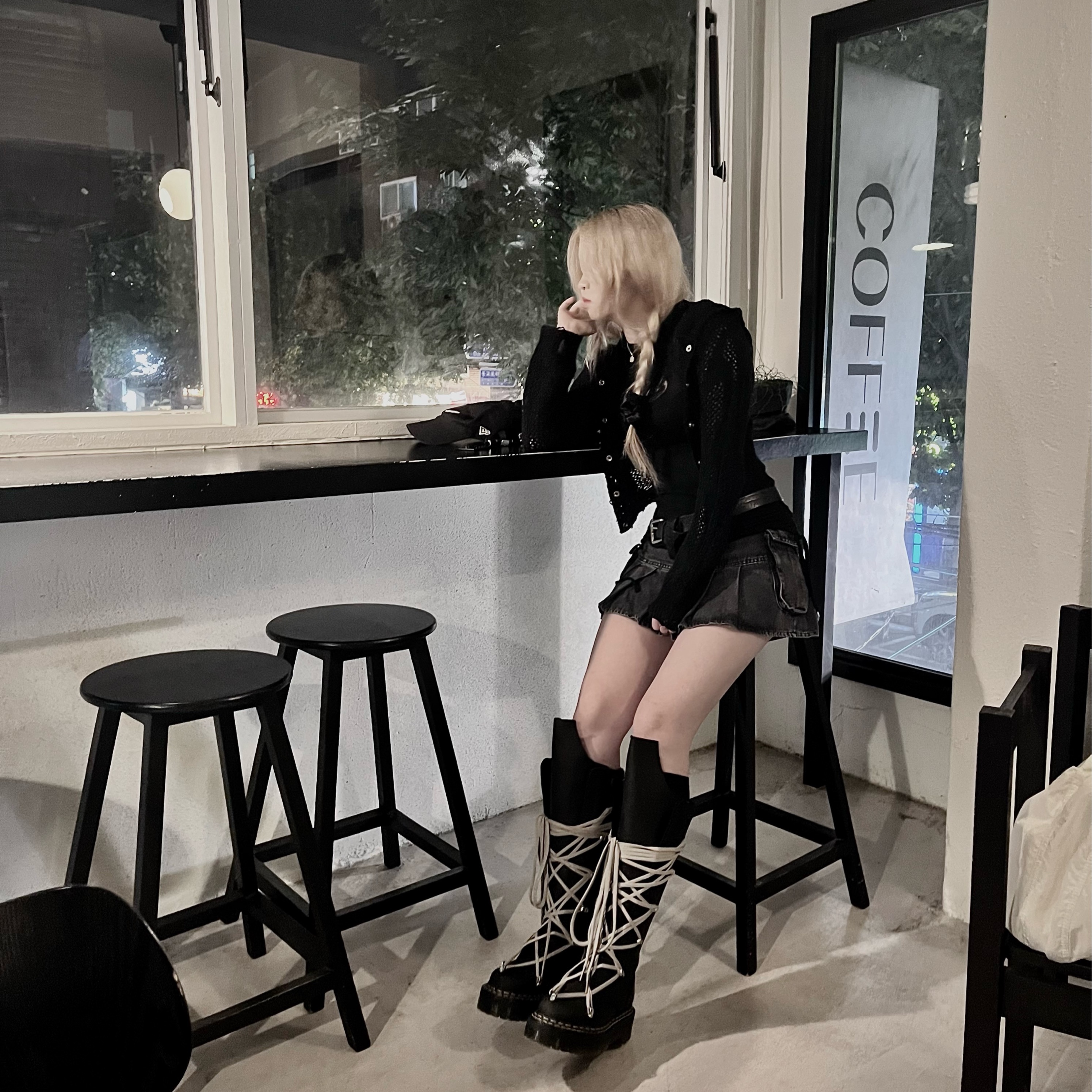 Dr. Martens x Rick Owens 1B60 Quad Sole Pentalace Boots Black, Balenciaga Arena Lambskin Aged Silver Hardware Le Cagole Mini Heart Bag Black 착용 스타일 - 5