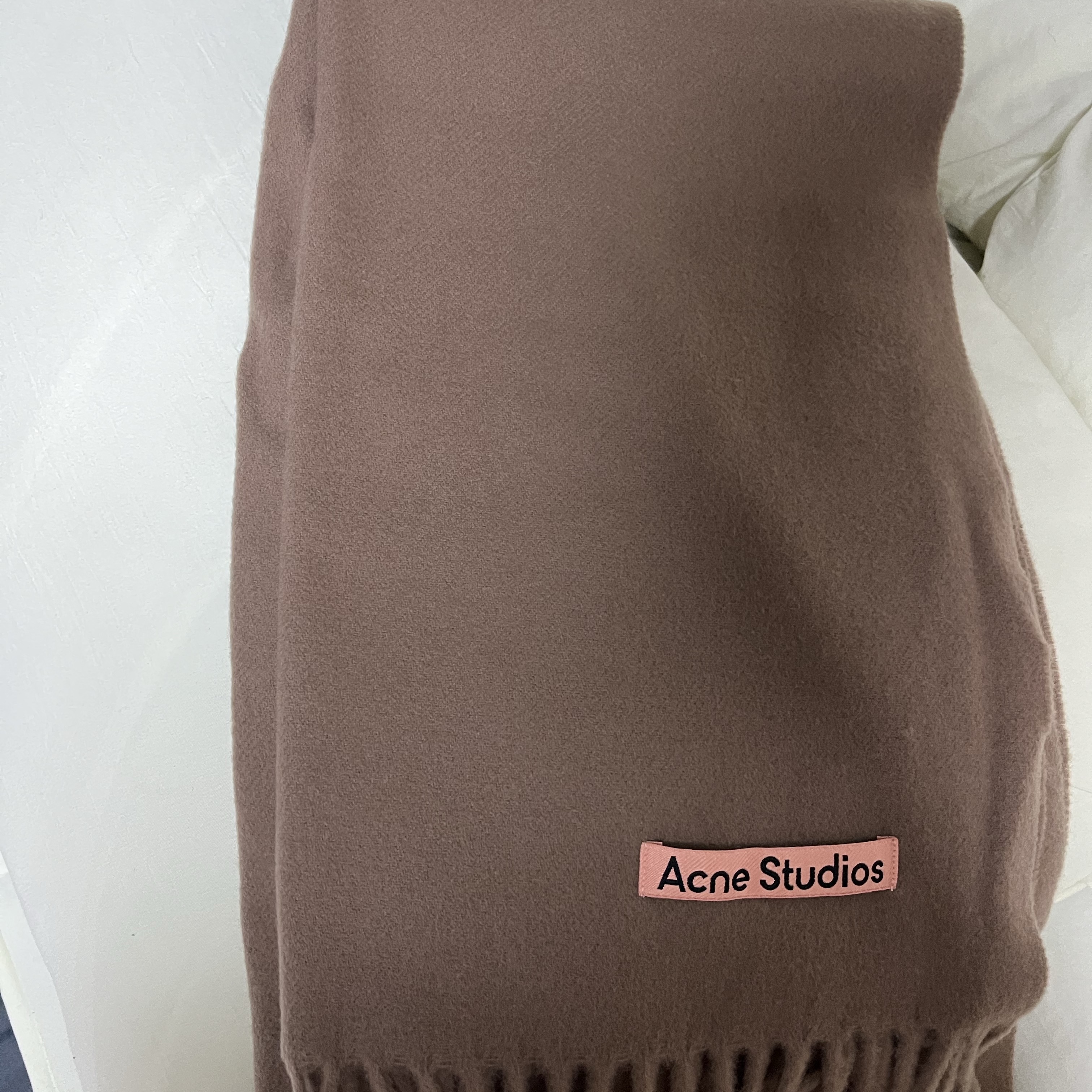 Acne Studios Narrow Wool Fringe Muffler Caramel Brown 착용 스타일