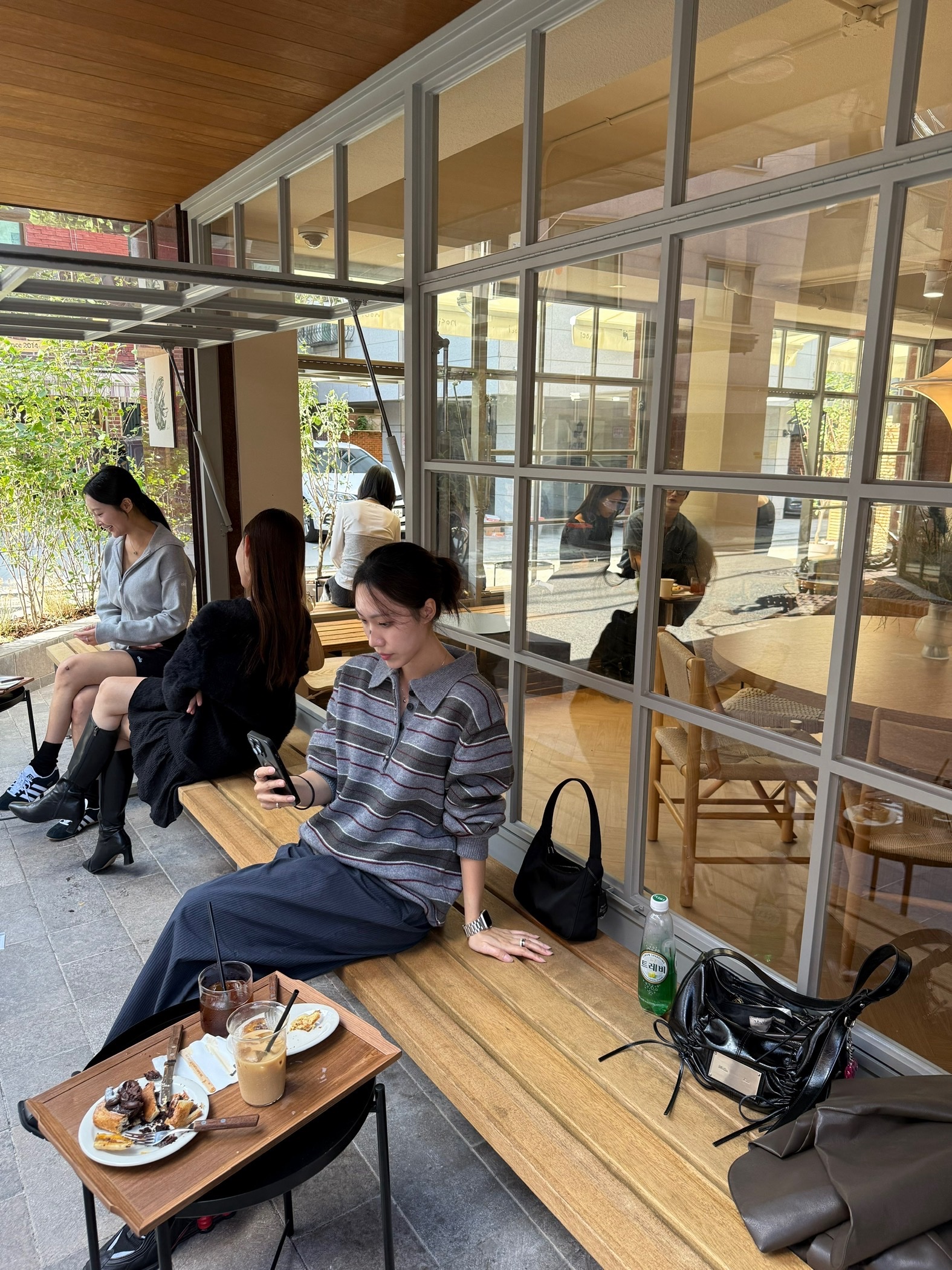 Prada Re-Edition 2000 Re-Nylon Mini Shoulder Bag Black, Nike x Martine Rose Shox MR4 Black 착용 스타일 - 3