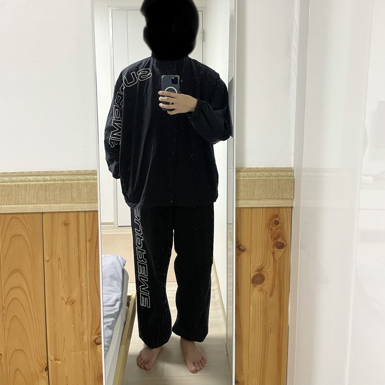 Supreme Spellout Embroidered Ripstop Track Pants Black - 25FW, Supreme Spellout Embroidered Ripstop Track Jacket Black - 25FW 착용 스타일 - 1