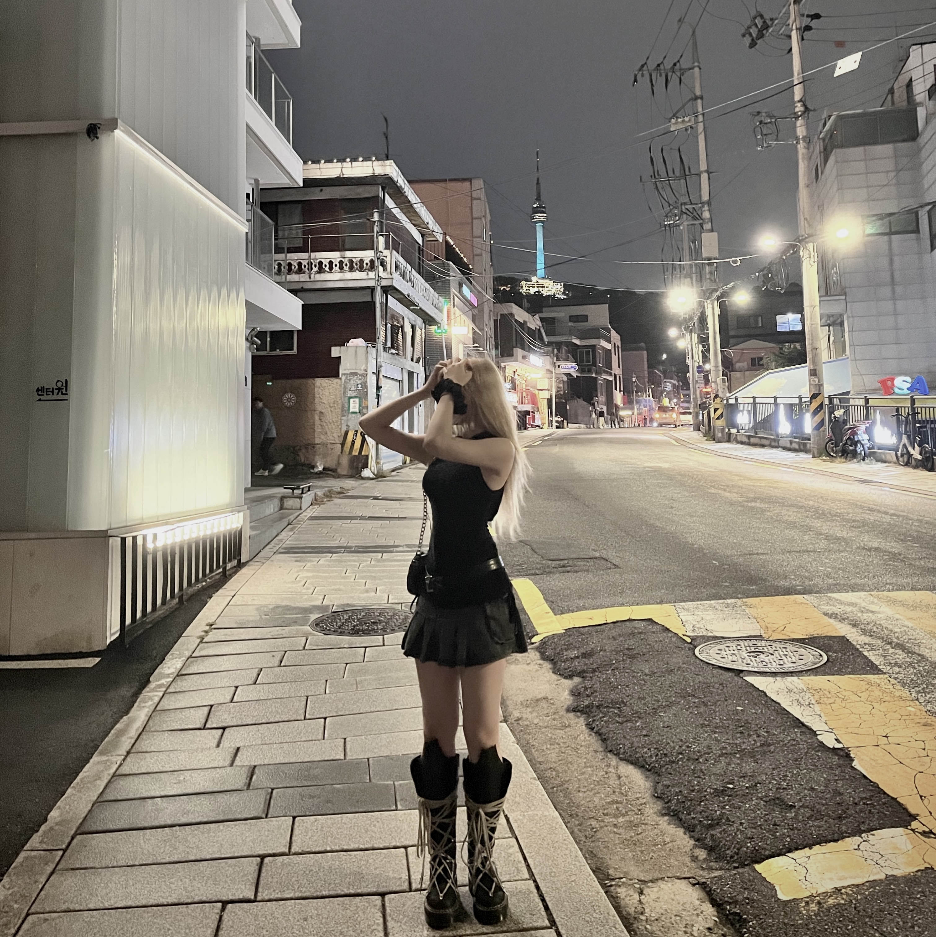 Dr. Martens x Rick Owens 1B60 Quad Sole Pentalace Boots Black, Balenciaga Arena Lambskin Aged Silver Hardware Le Cagole Mini Heart Bag Black 착용 스타일 - 3