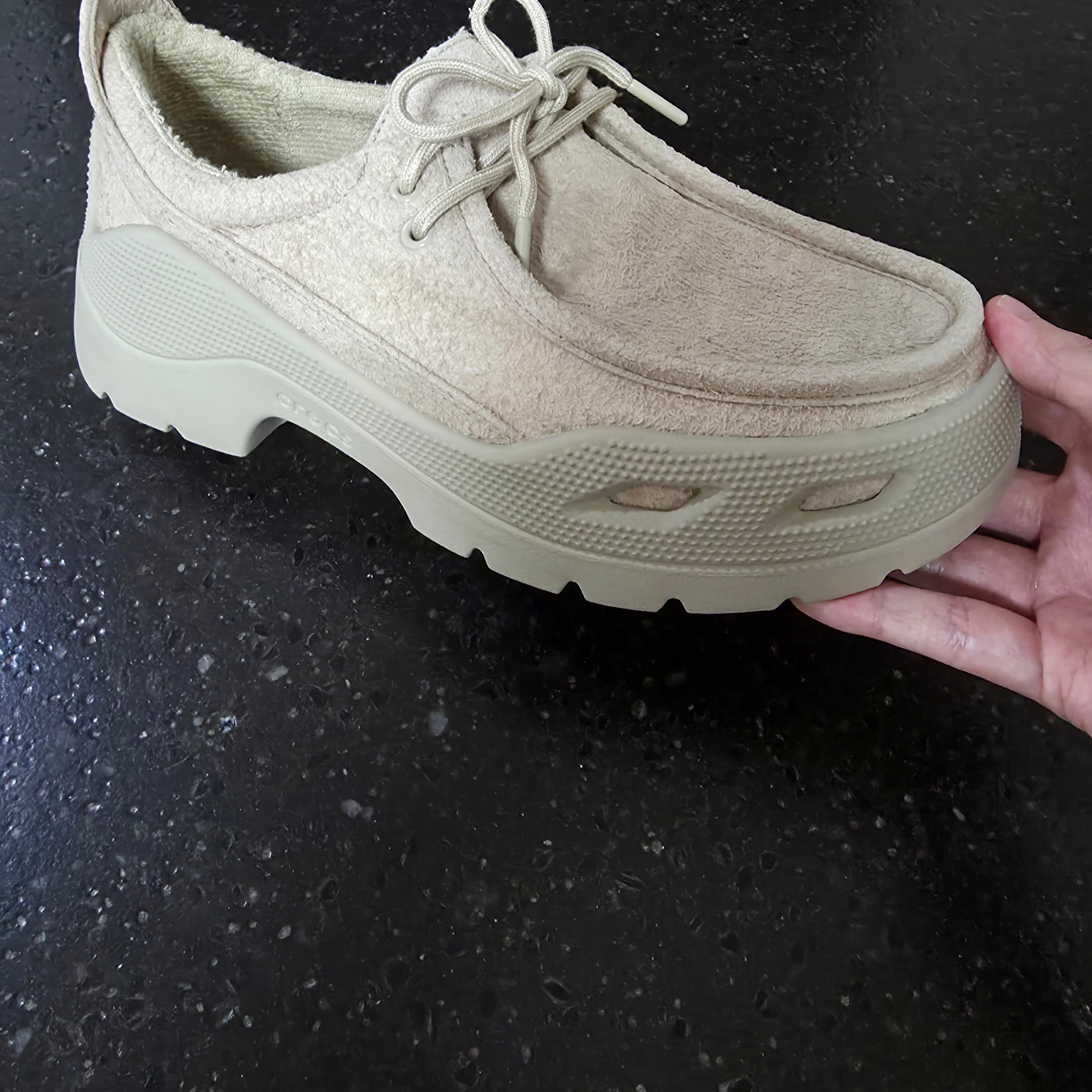 Crocs EXP Gallery Shoe Bark 착용 스타일 - 1