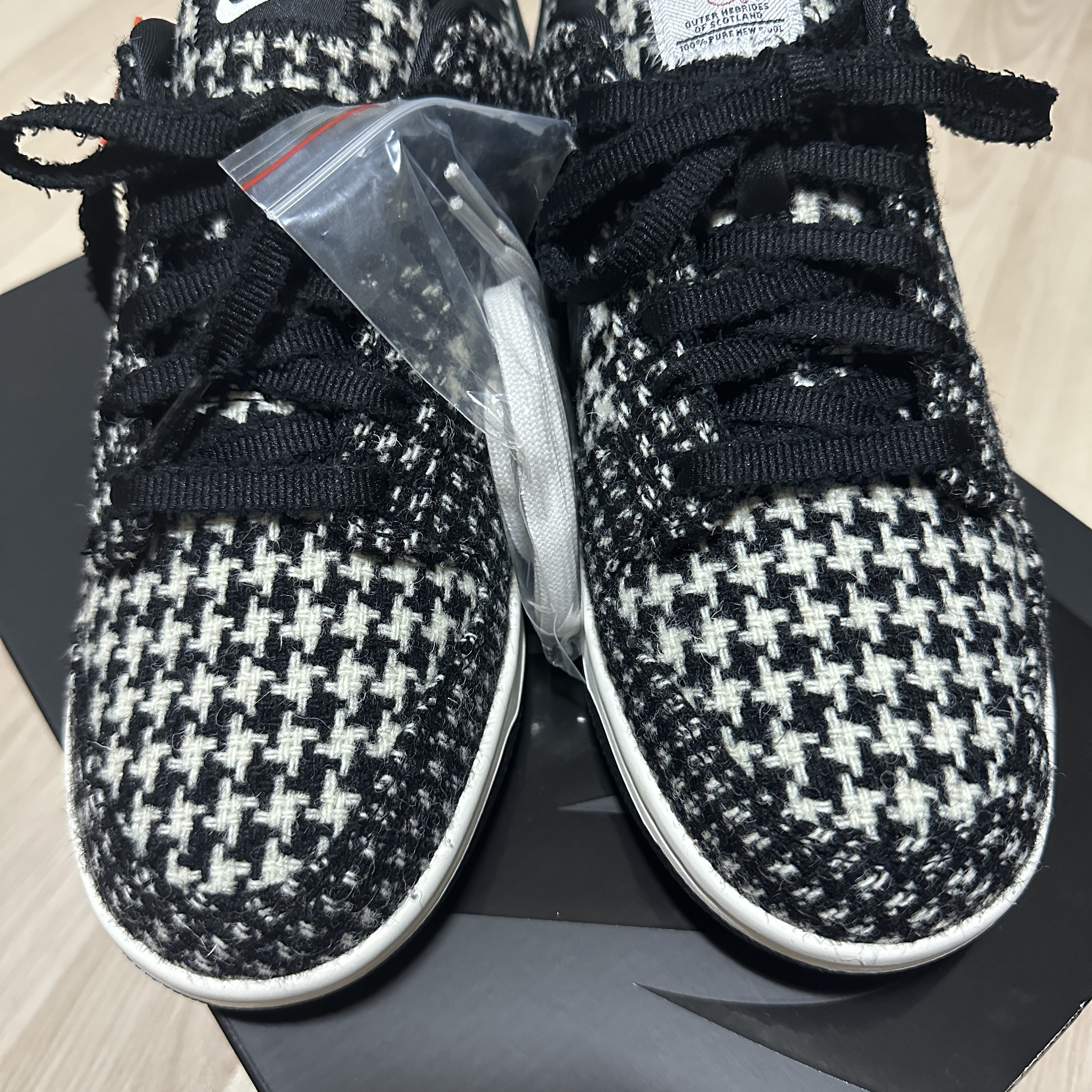 (W) Nike x Harris Tweed Dunk Low Black and Phantom 착용 스타일 - 1