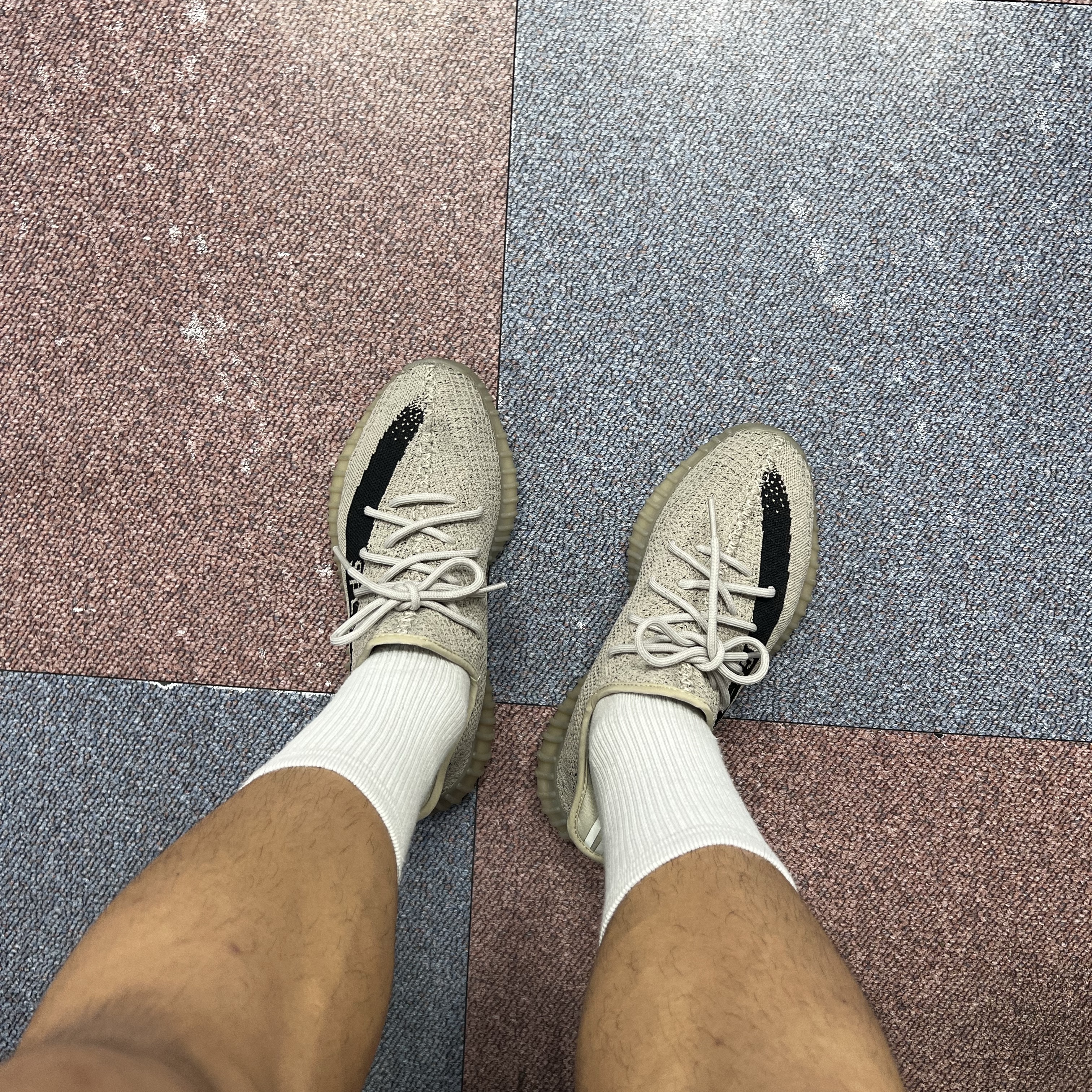 Adidas Yeezy Boost 350 V2 Slate Core Black 2022/2023 착용 스타일