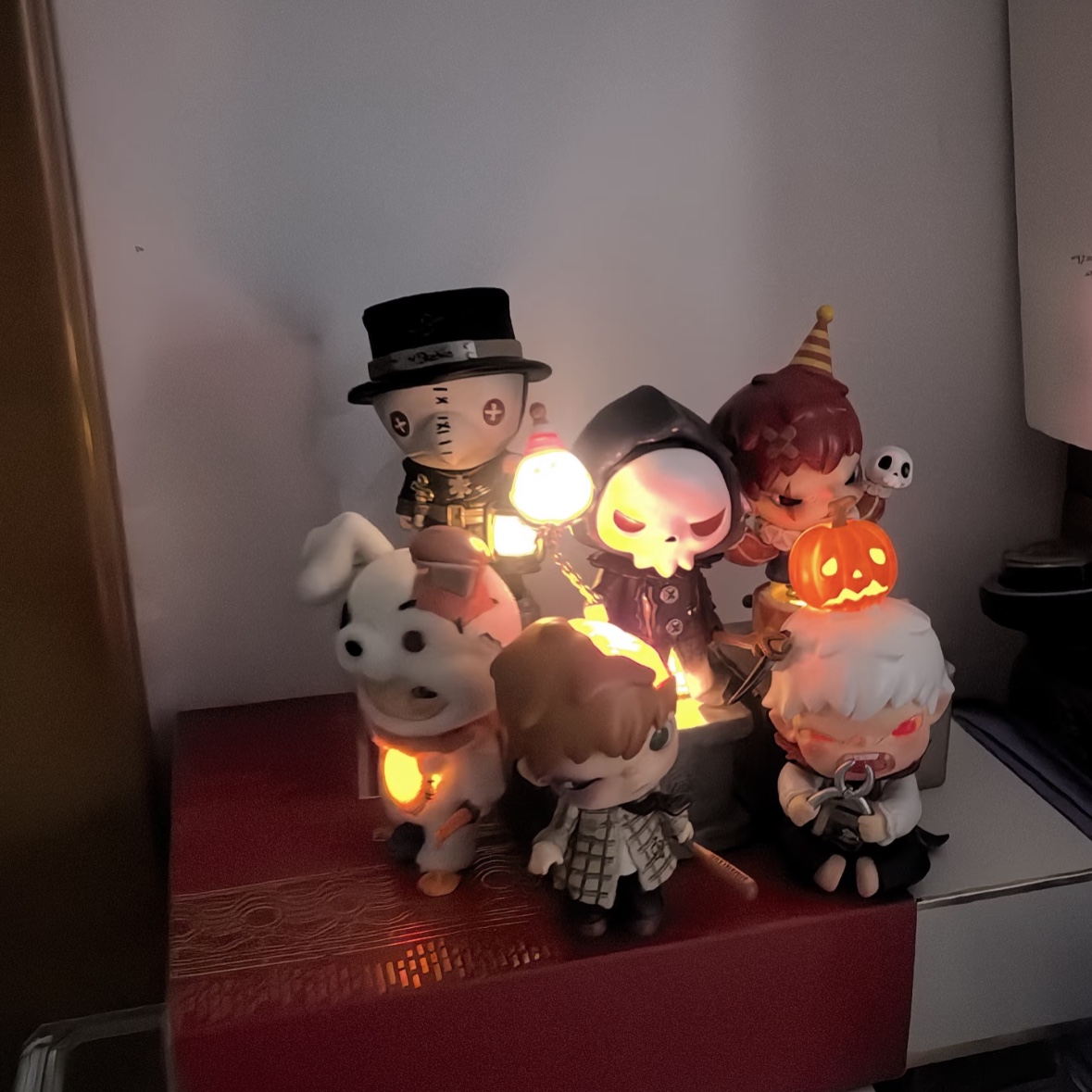 Pop Mart Hirono Monsters' Carnival Series Figures Sealed Case (6 Blind Boxes), Pop Mart Hirono Monsters' Carnival Series Figures Scene Prop 착용 스타일
