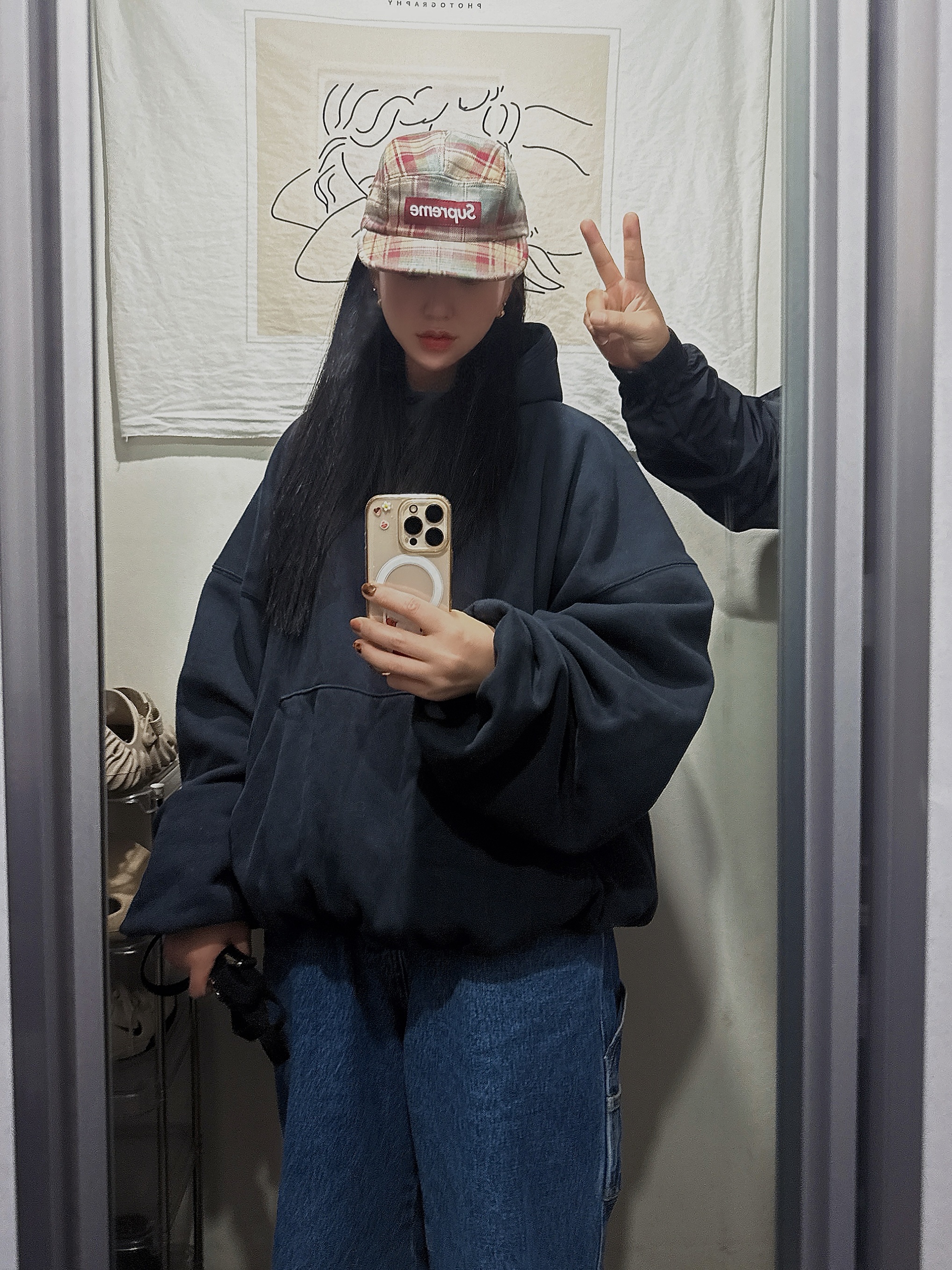 Yeezy Gap Engineered By Balenciaga Dove Hoodie Washed Black, Suade Carpenter Denim Shorts Blue 착용 스타일