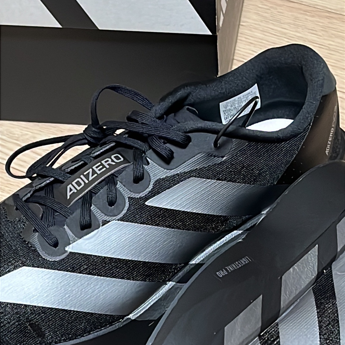 Adidas Adizero EVO SL Core Black Iron Metallic 착용 스타일