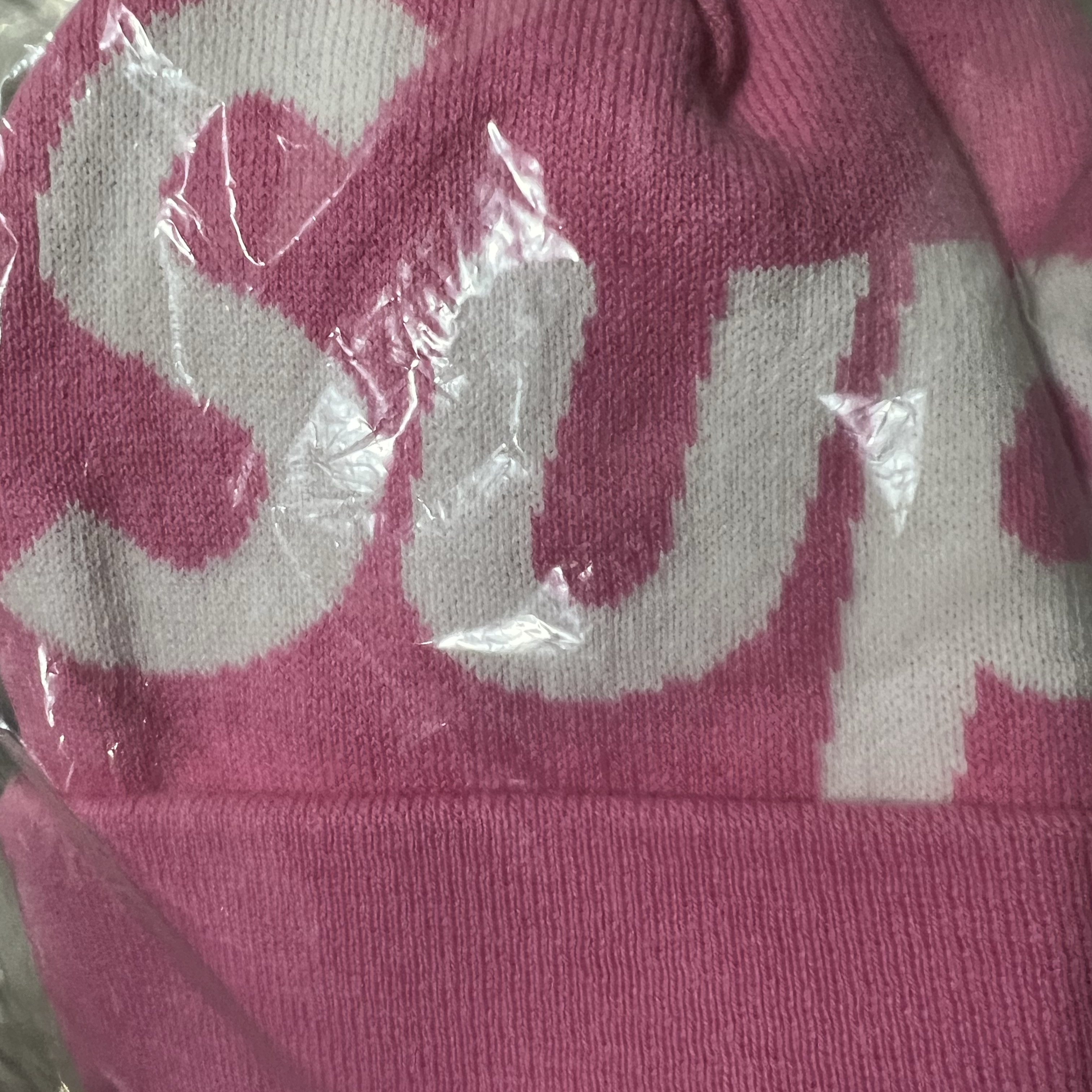 Supreme Big Logo Beanie Pink - 24FW 착용 스타일