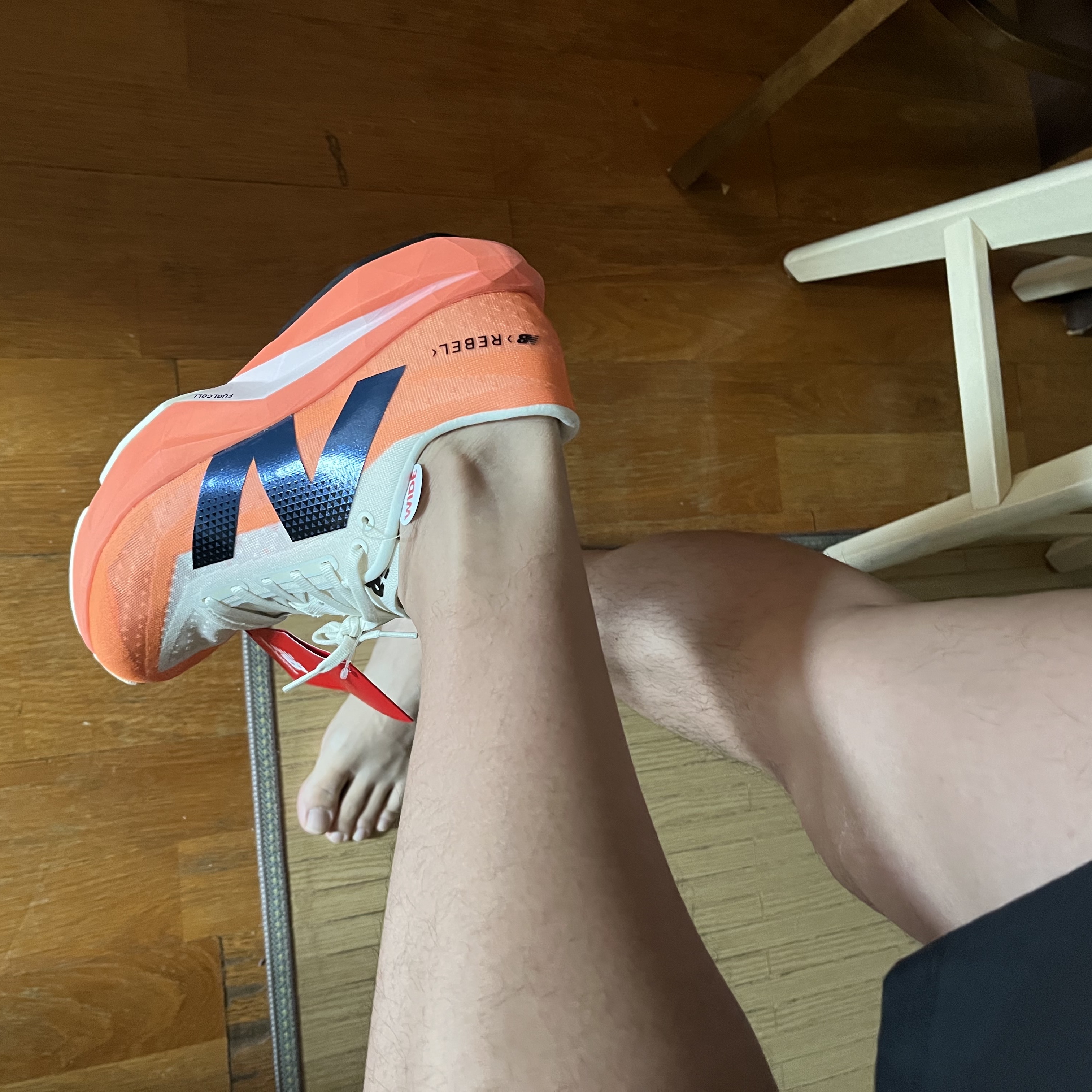 New Balance Fuelcell Rebel v4 Hot Mango Angora - 2E Wide 착용 스타일