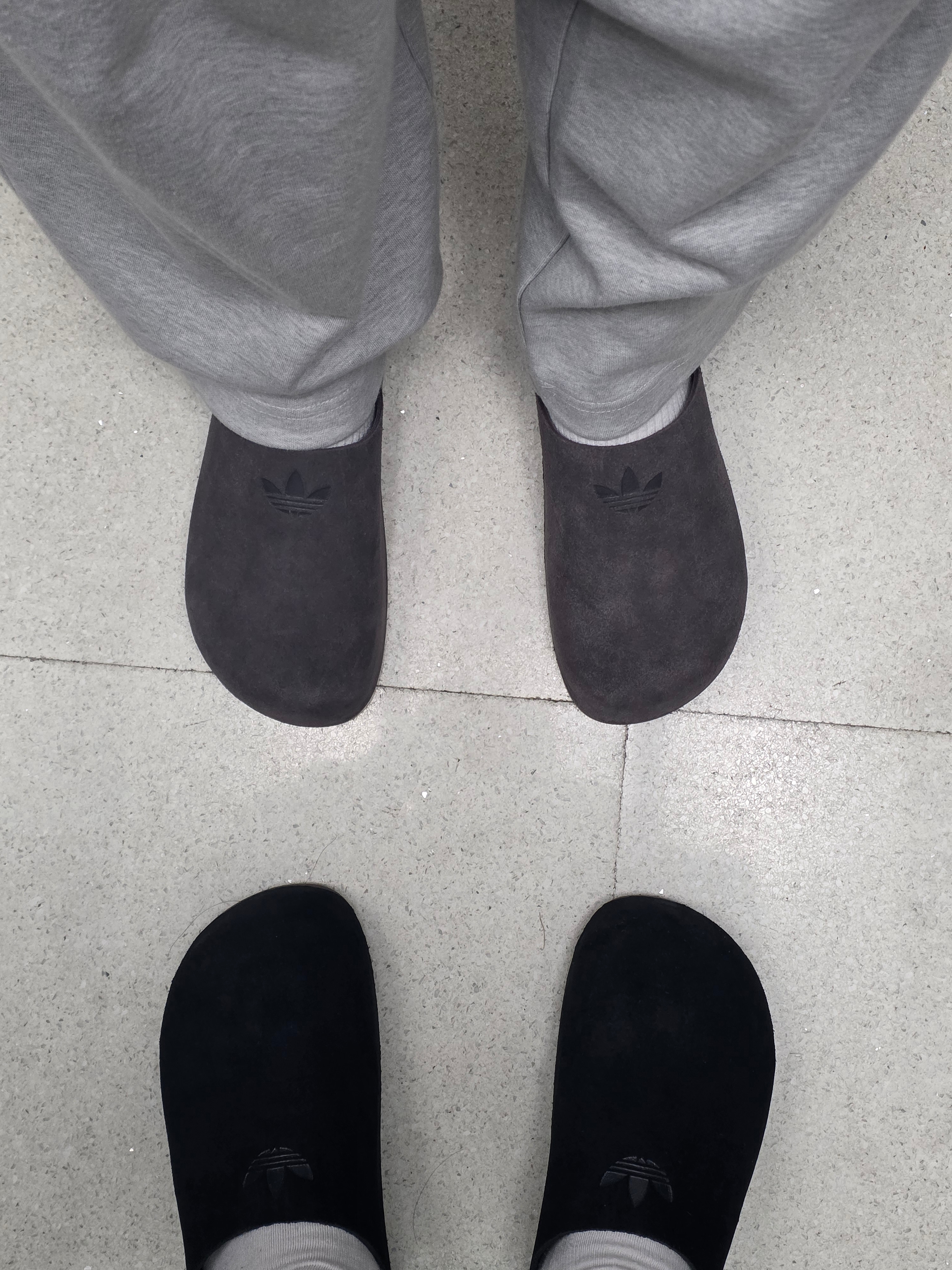 Adidas Adimule Slides Core Black Core Black Gum, Adidas Adimule Slides Dark Brown Dark Brown Gum 착용 스타일
