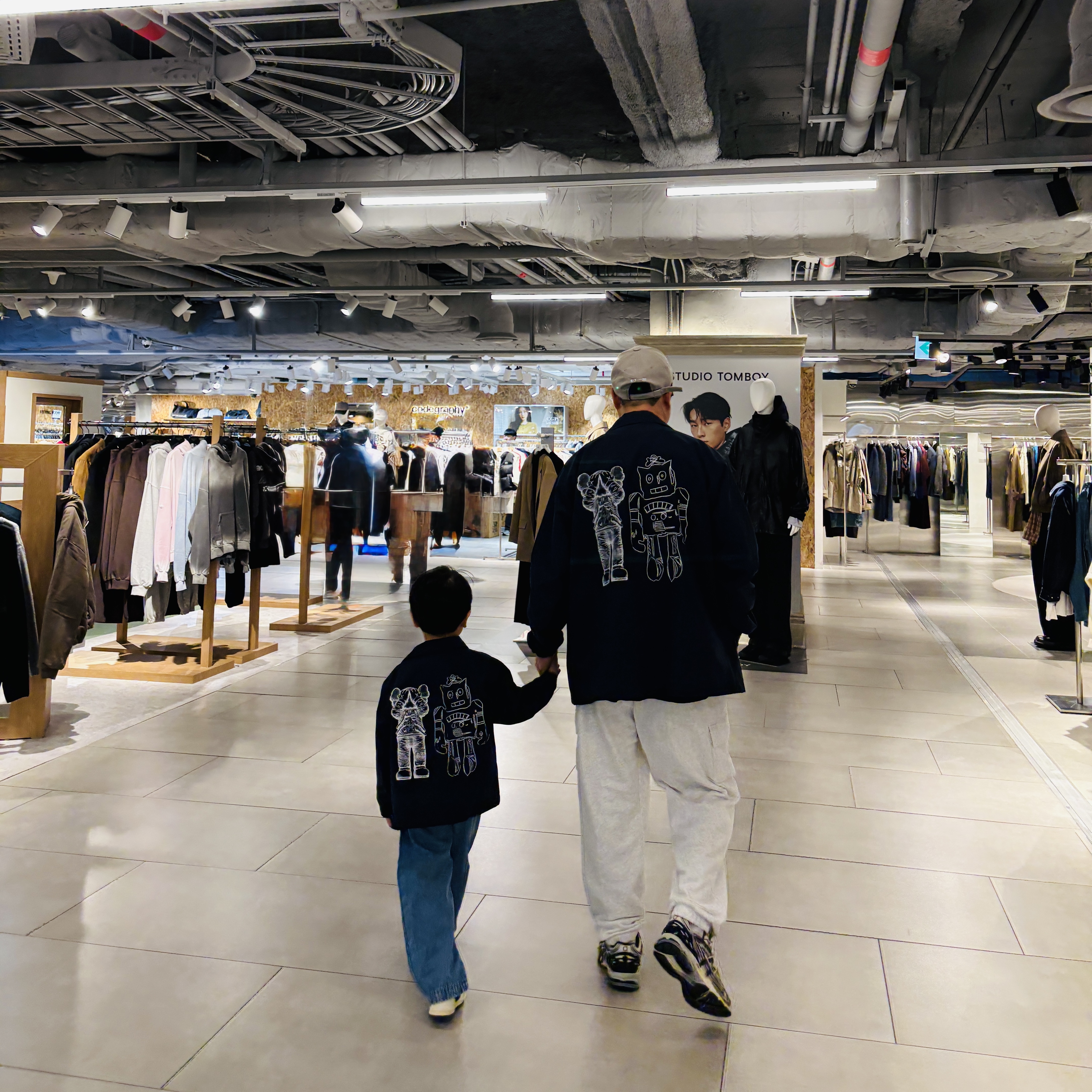 (Kids) Uniqlo UT x Kaws x Warhol Coach Jacket Navy, Emis Wappen Ball Cap Gray 착용 스타일 - 1