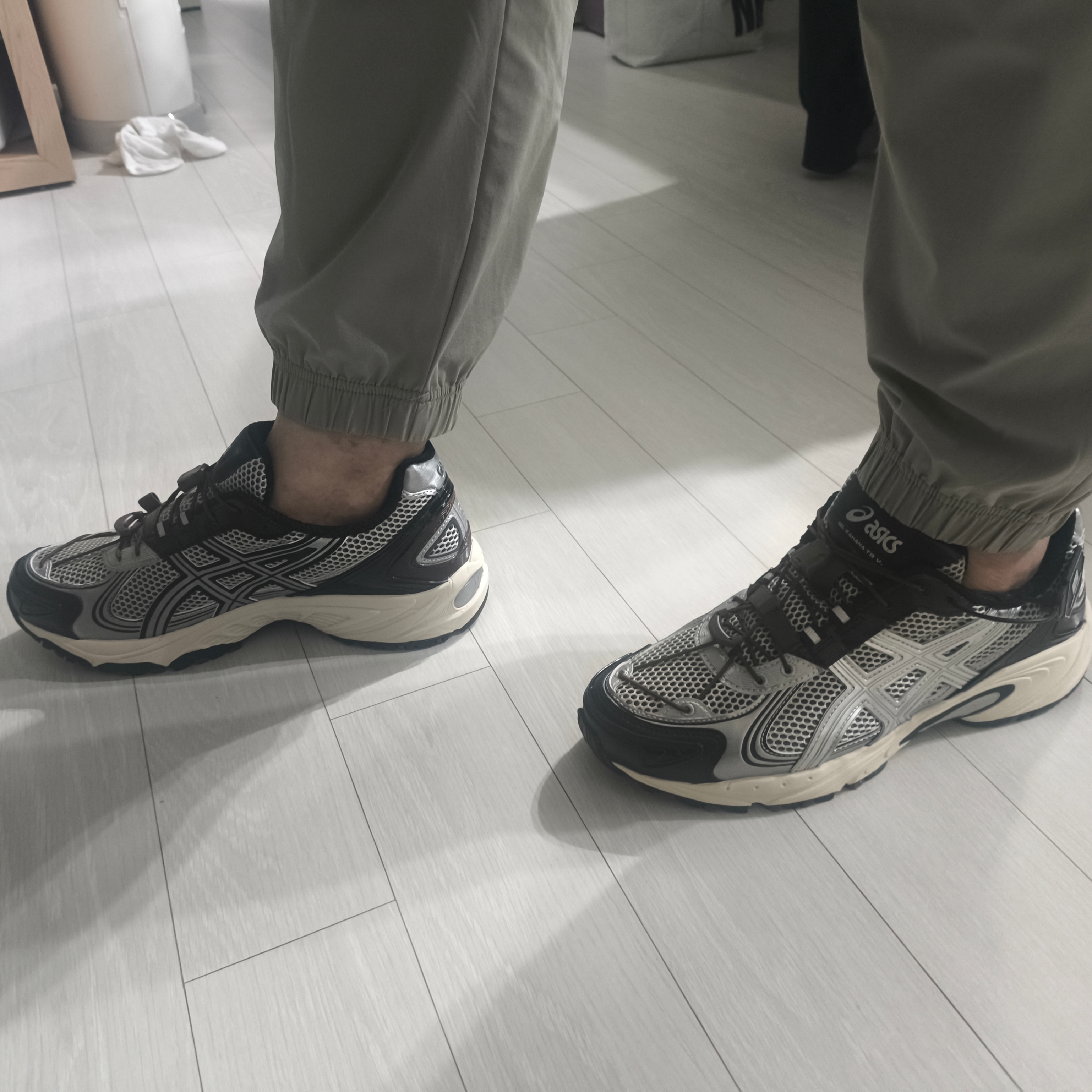 Asics Jog 100 S Black Pure Silver - D Standard 착용 스타일 - 1