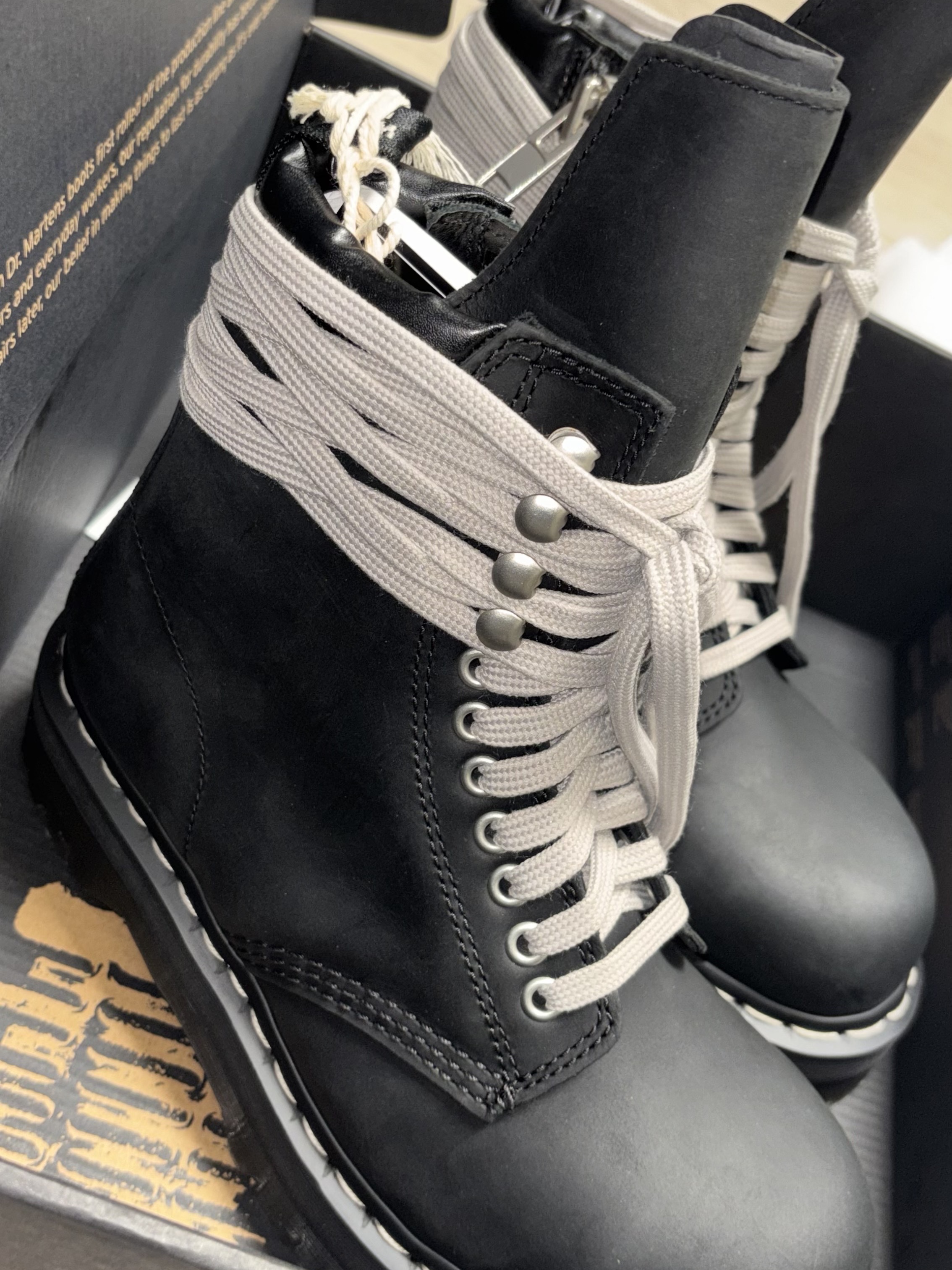 Dr. Martens x Rick Owens Quad Sole Steel Toe Boots Black 착용 스타일 - 1