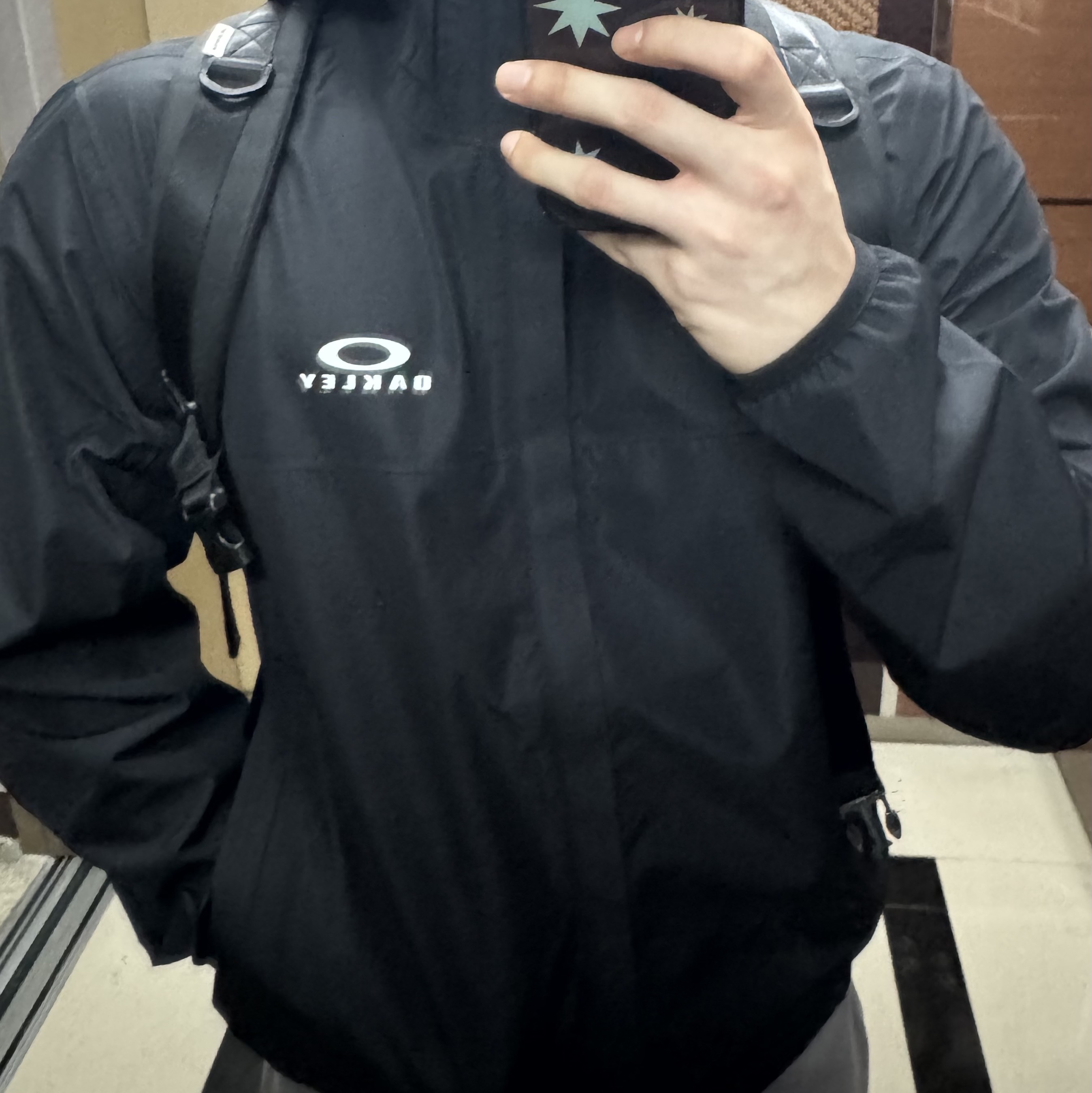 Oakley Elements Shell Jacket 2.0 Blackout 착용 스타일