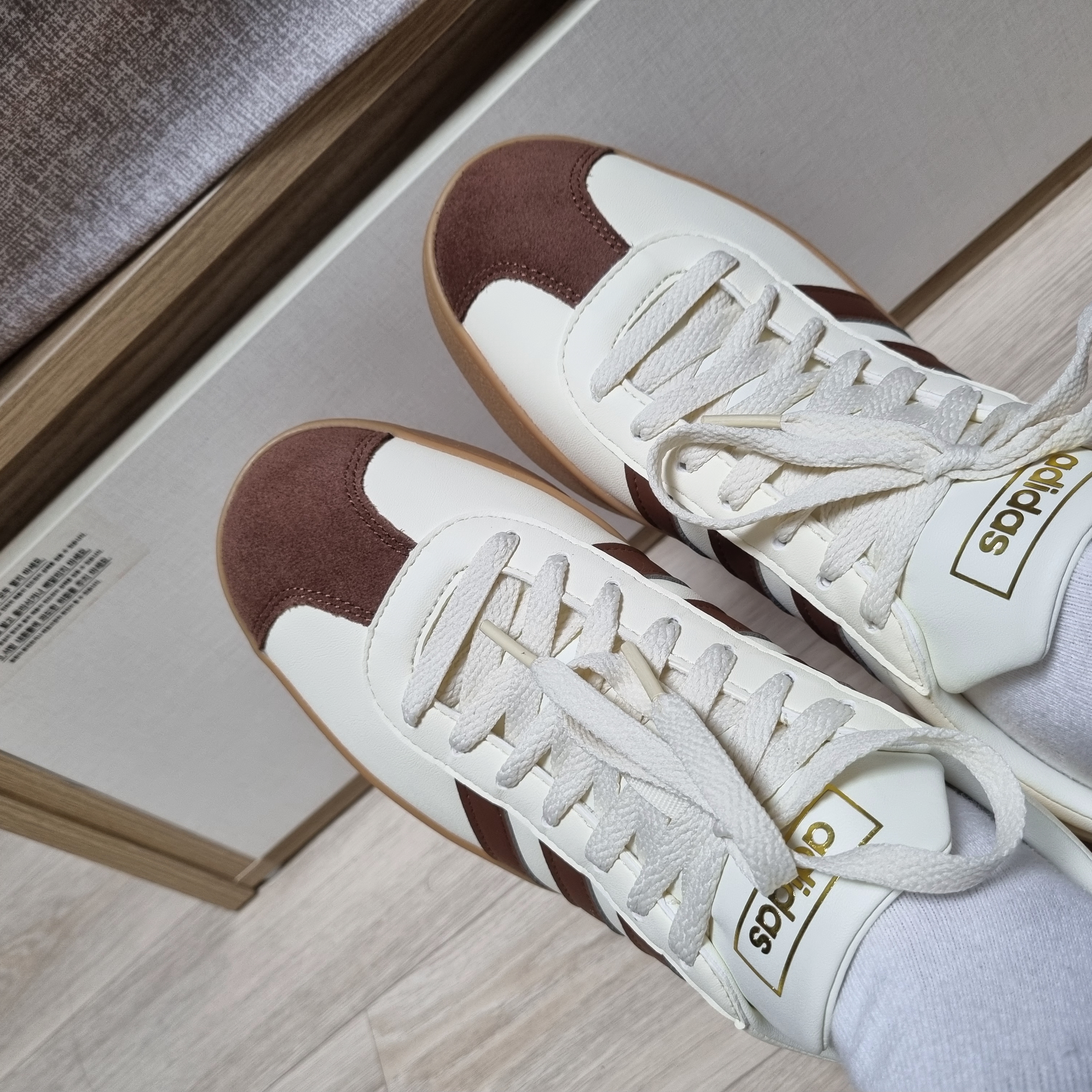 Adidas VL Court 2.0 Cream Brown 착용 스타일