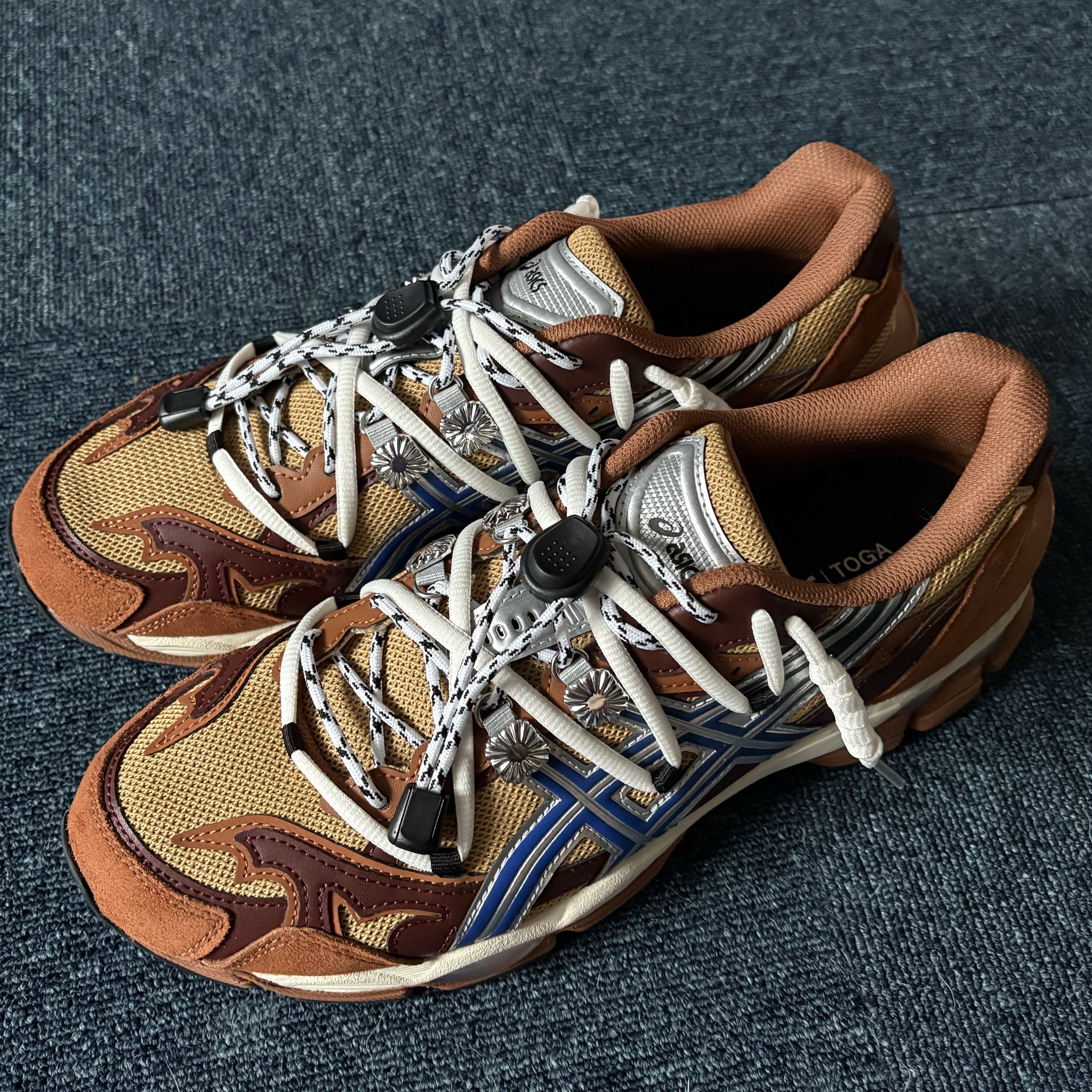 Asics x Toga Gel-Cumulus 16 TG Brown Blue Pure Silver 착용 스타일
