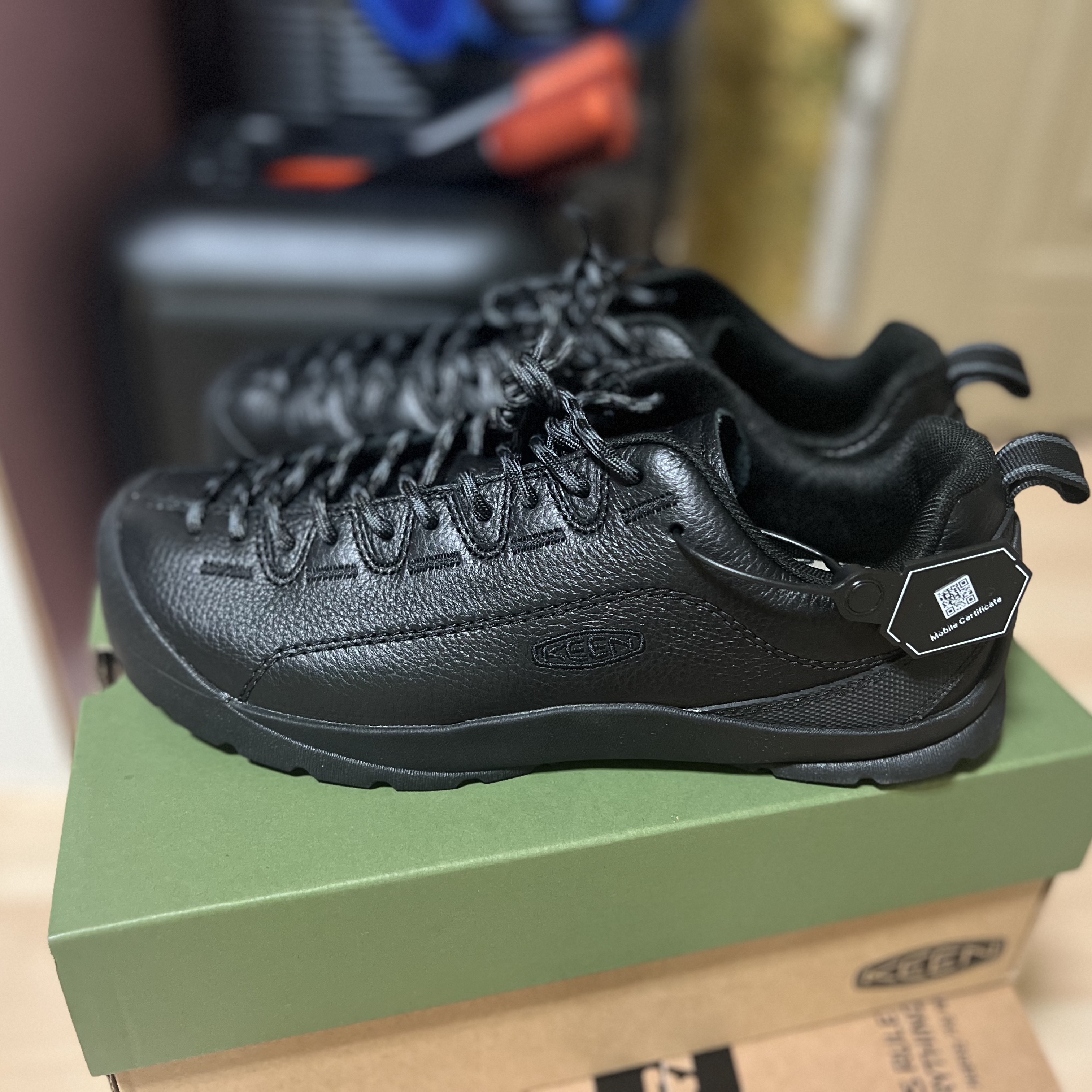 Keen Jasper Sneakers Black Smooth Leather 착용 스타일