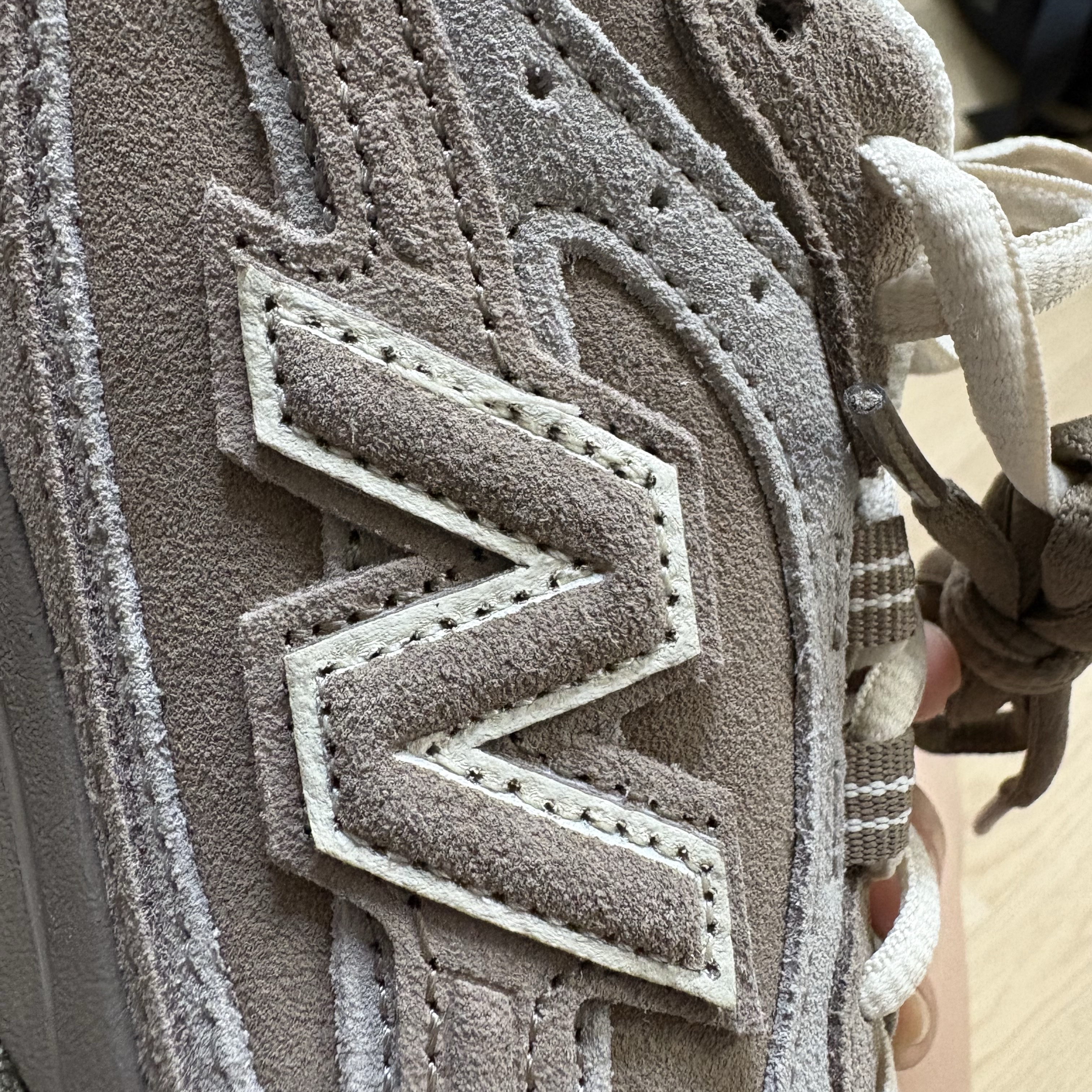 New Balance 204L Suede Mushroom Arid Stone 착용 스타일 - 1