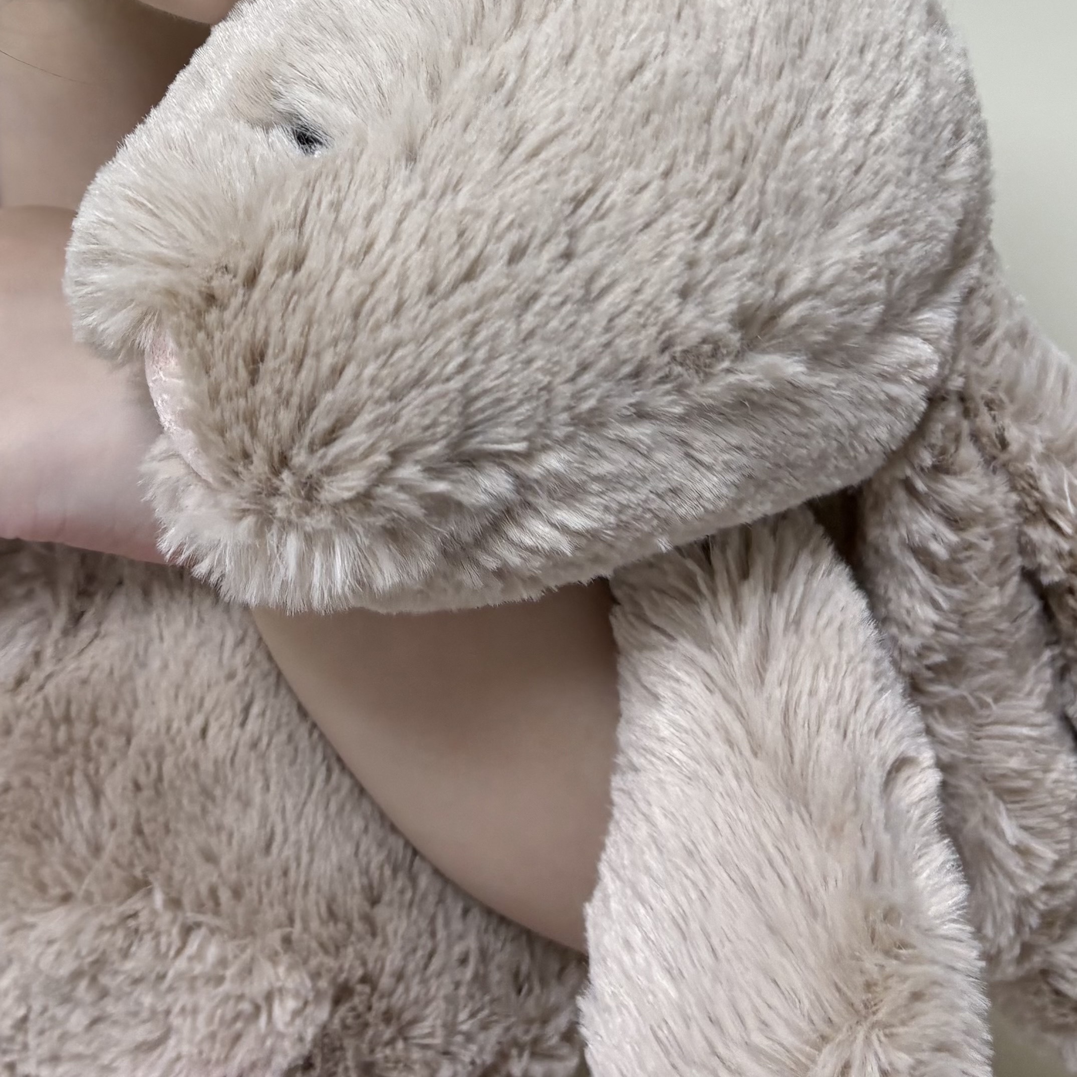 Jellycat Bashful Bunny Medium Beige 착용 스타일