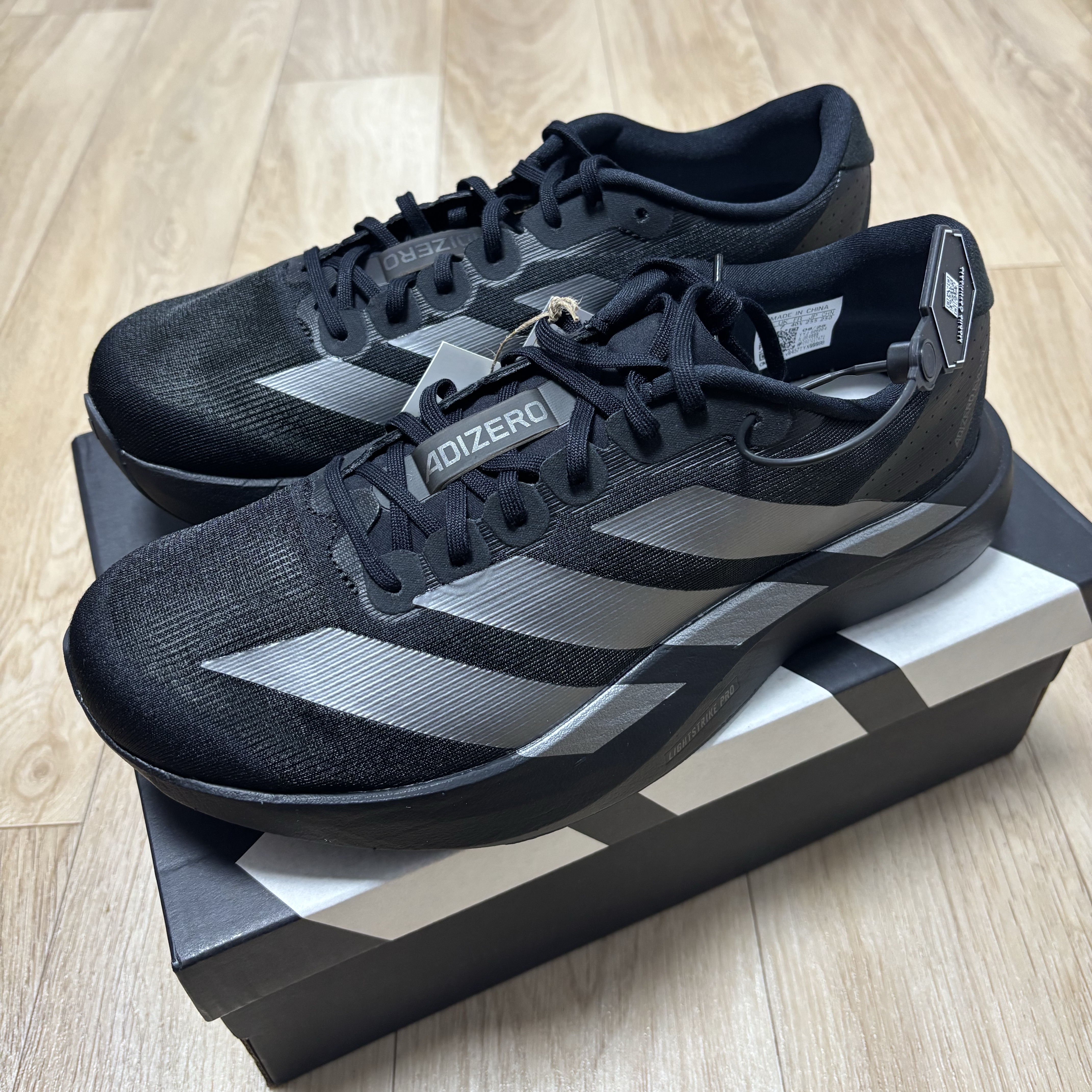 Adidas Adizero EVO SL Core Black Iron Metallic 착용 스타일 - 2