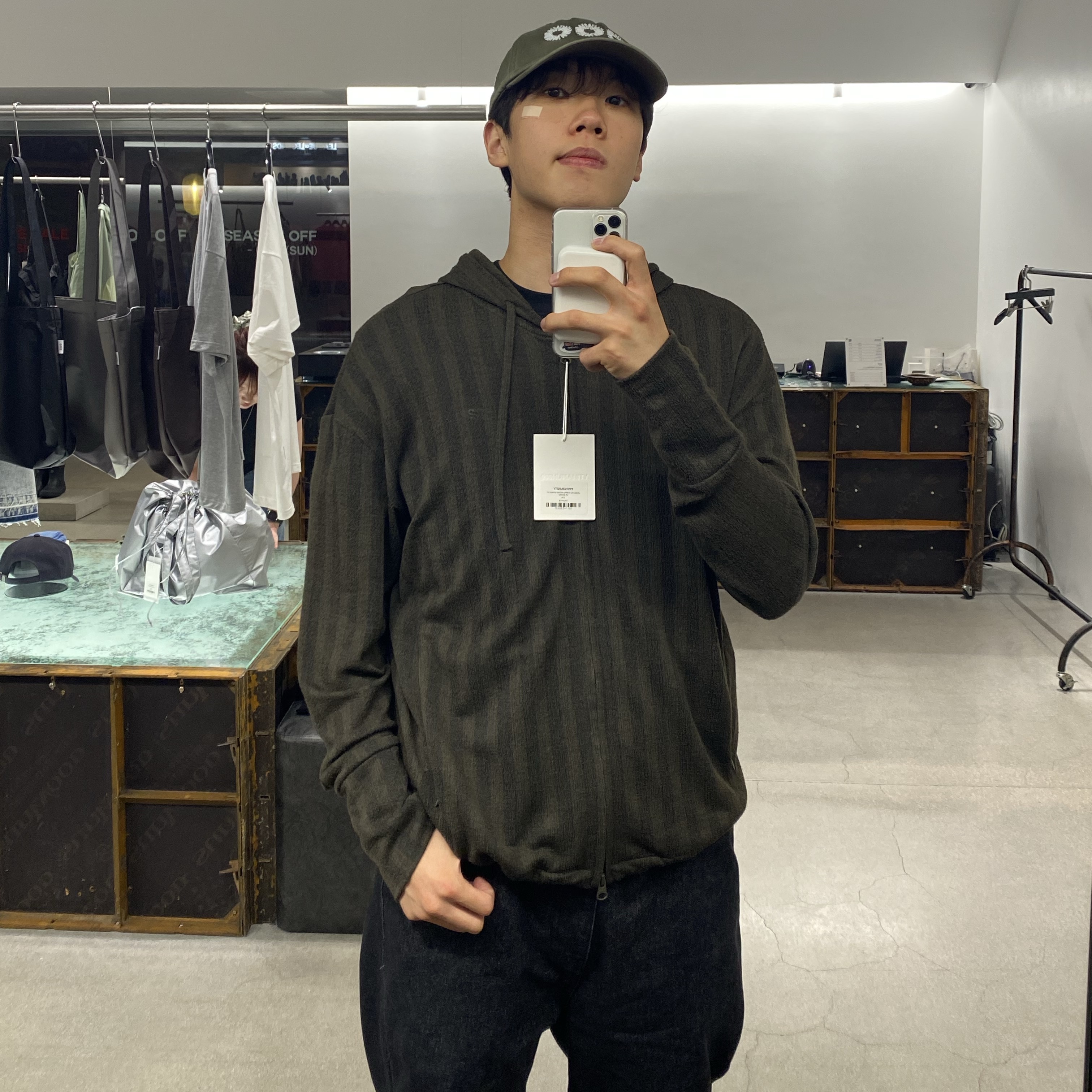 999Humanity Logo Archive Cap Olive 착용 스타일