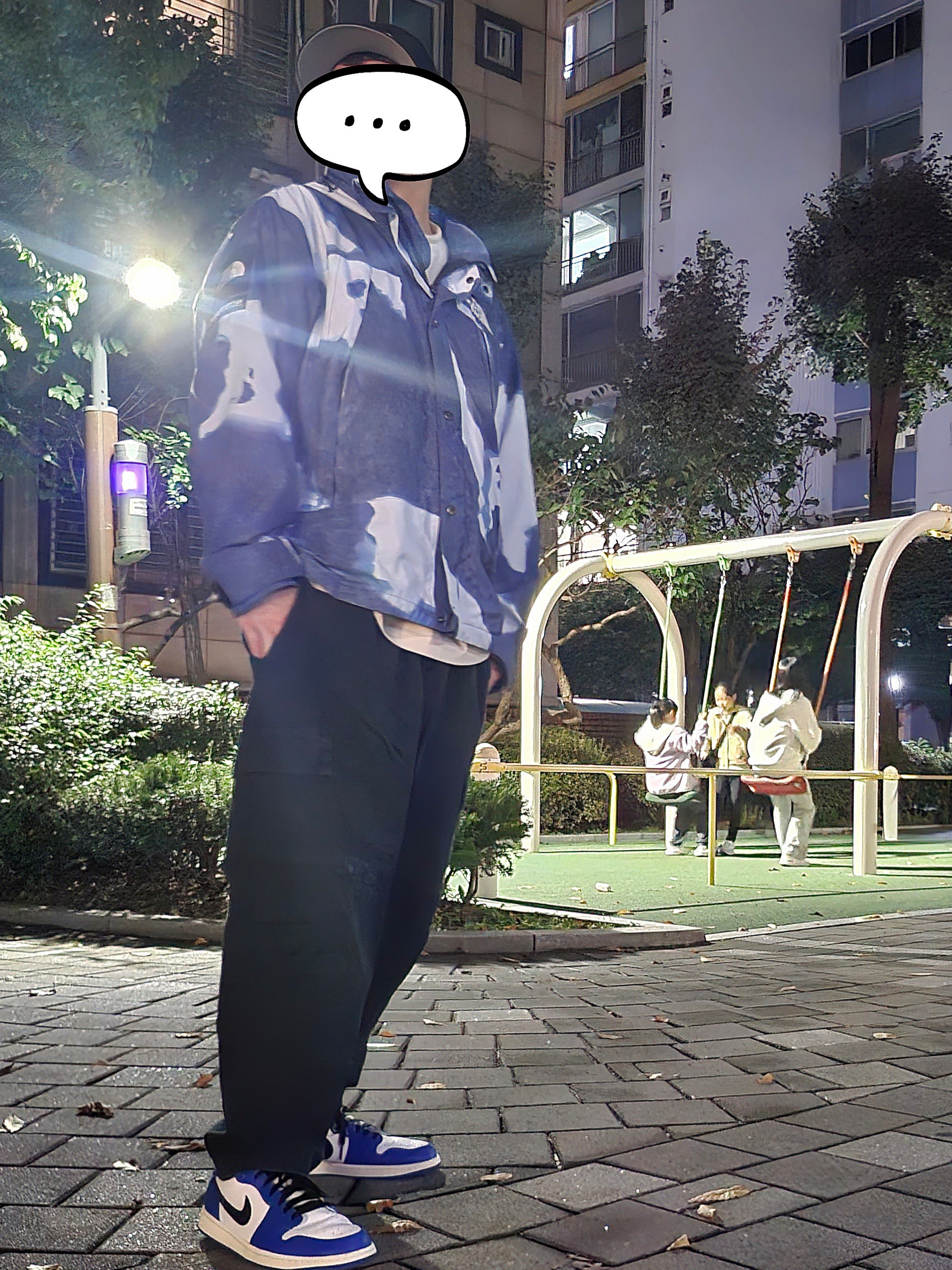 Supreme x The North Face Bleached Denim Print Mountain Jacket Indigo - 21FW, Jordan 1 Retro Low OG Game Royal 착용 스타일 - 4